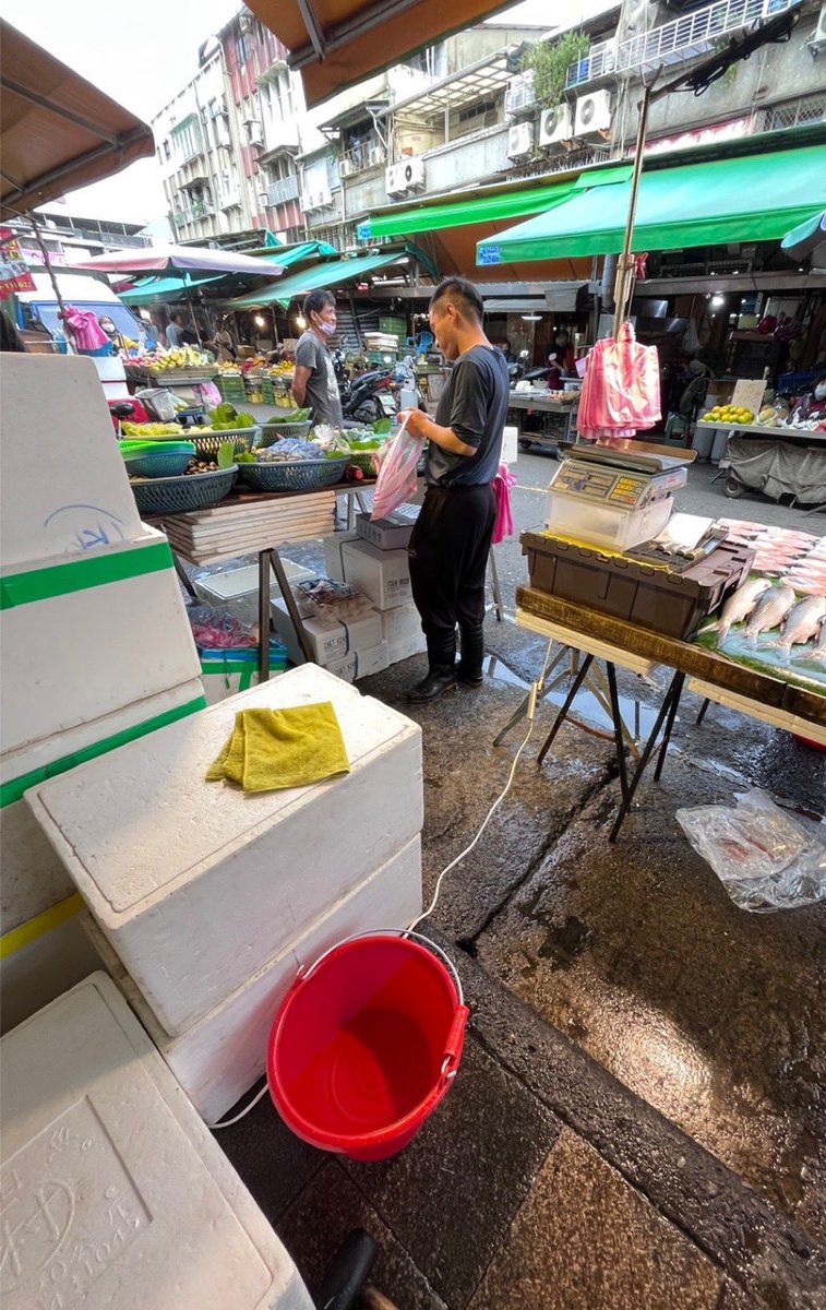 今天正隔壁就是拍賣魚
差點以為完蛋會漏氣
還好今天客人很給力 
10:40就把所有魚賣完
影片是我賣完在看他表演笑死人 https://t.co/Bx9HnTKMwm