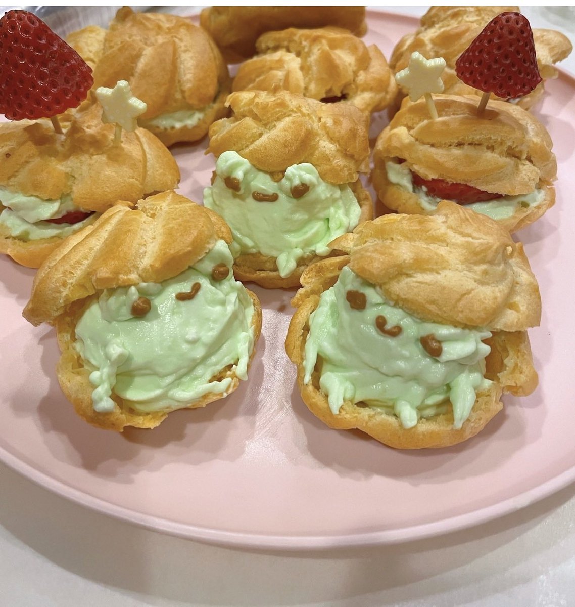 Cream puffs ranas I made 🐸 https://t.co/oAxOozUAzE