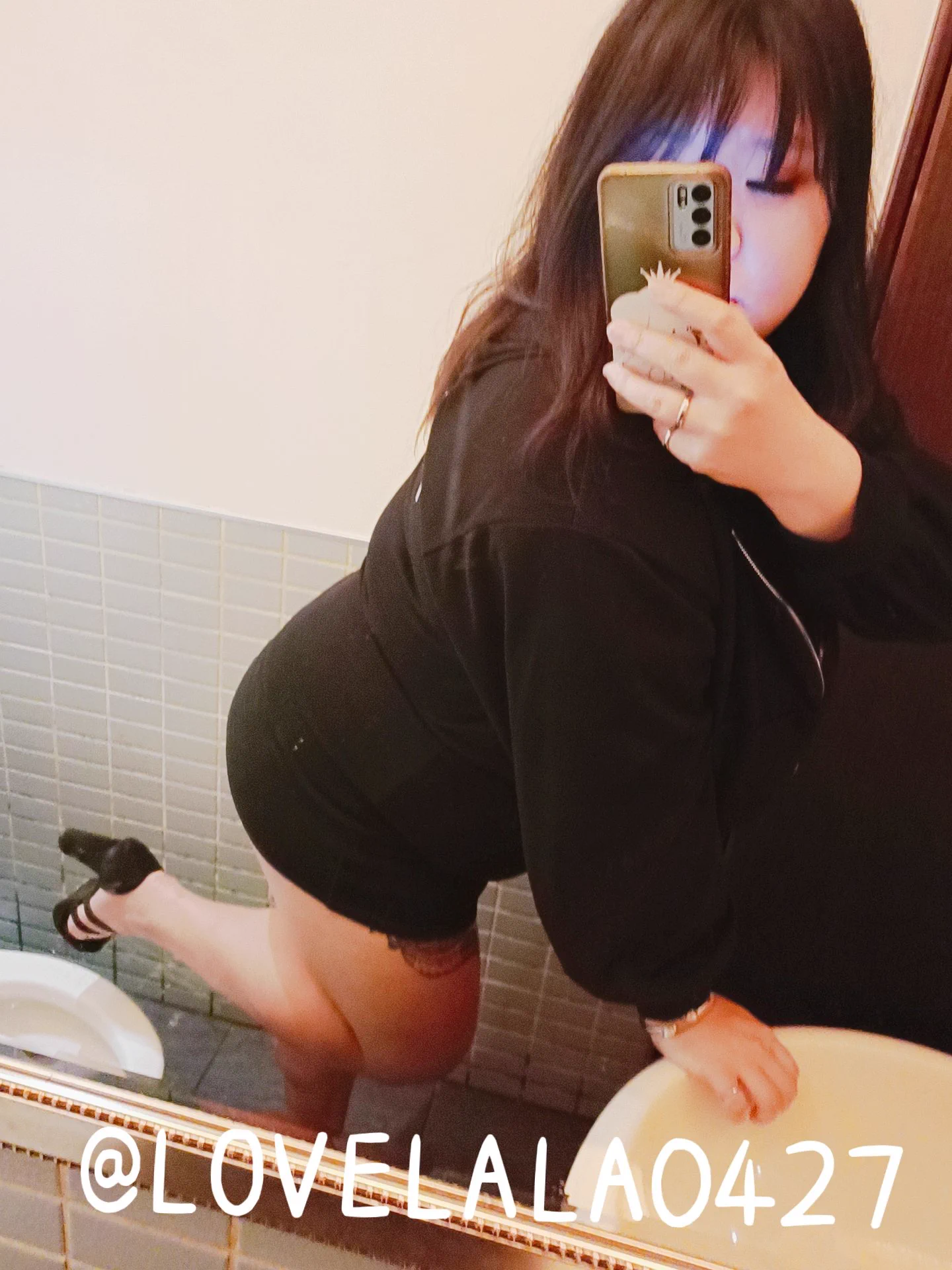 放了餒餒當然要來個翹翹屁股😏這張看起來很美你們喜歡嗎🤤#愛心推推❤️#跟隨開啟小鈴鐺 🔔#喜歡現在翹翹的屁股🤤 https://t.co/VWCVlDpNHa