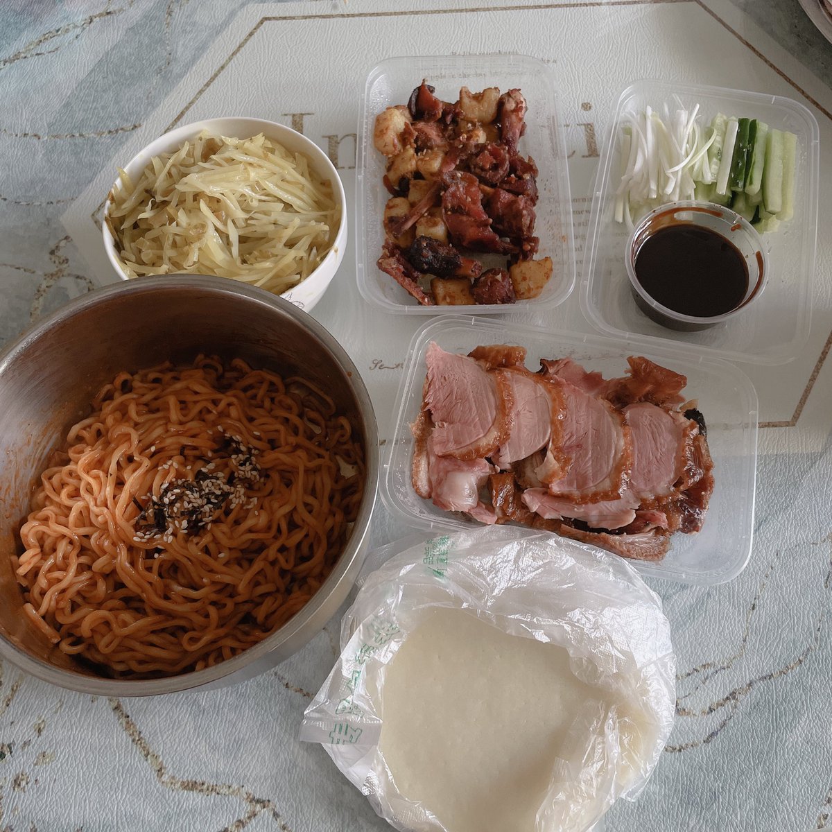 贼火的烤鸭加火鸡面你们吃上没 https://t.co/ZPiWwnyrbq