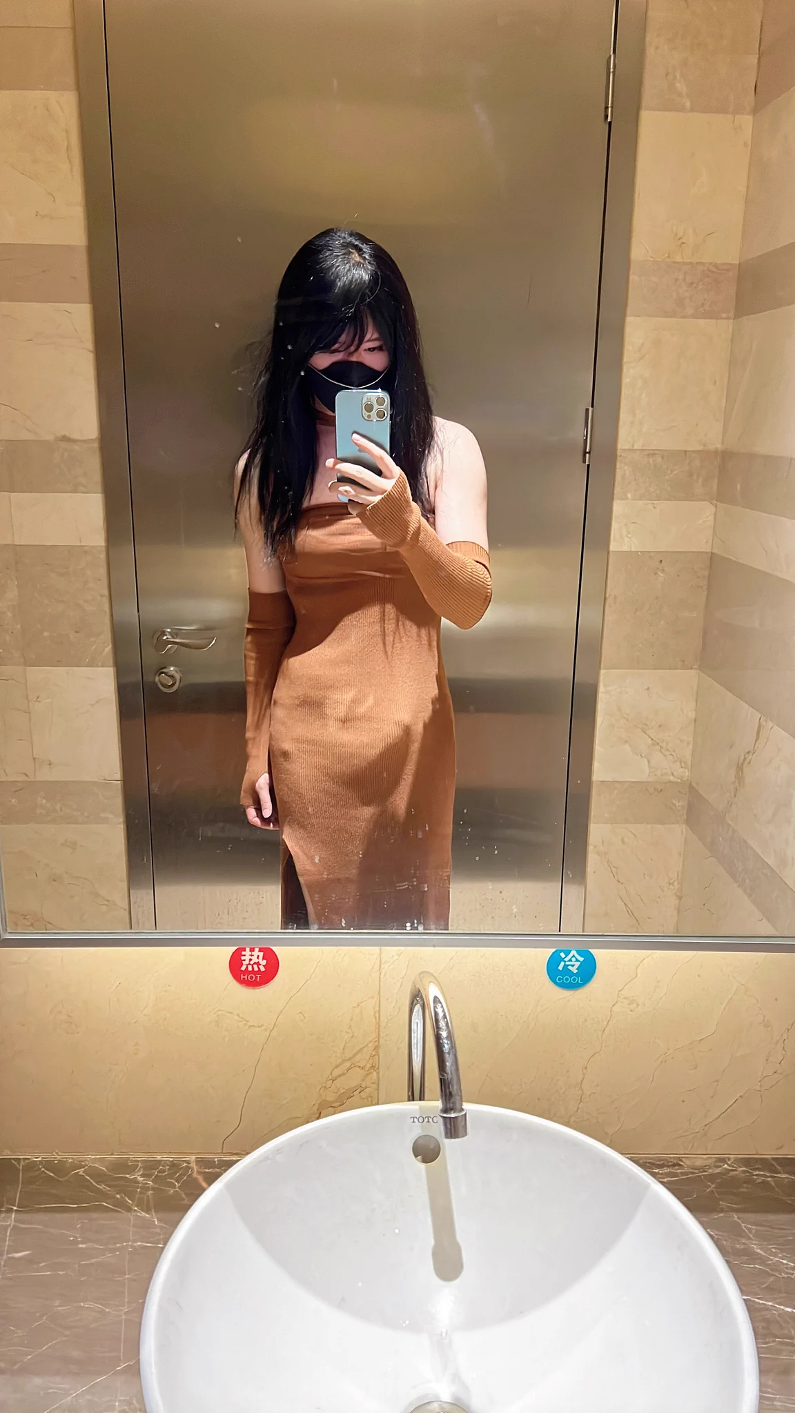 跟好姐姐一起去逛街当然要拍美美的照片呀，只是逛着逛着有些地方就不听话了，赶紧要去小厕所里去降降火。好姐妹试衣服的时候，销售小姐姐跑过来问我要不要也选衣服，我赶紧摇头，但是她好像还是看出来了呢，下次我直接用男声来吓吓她吧 https://t.co/WkR0U0ntr1