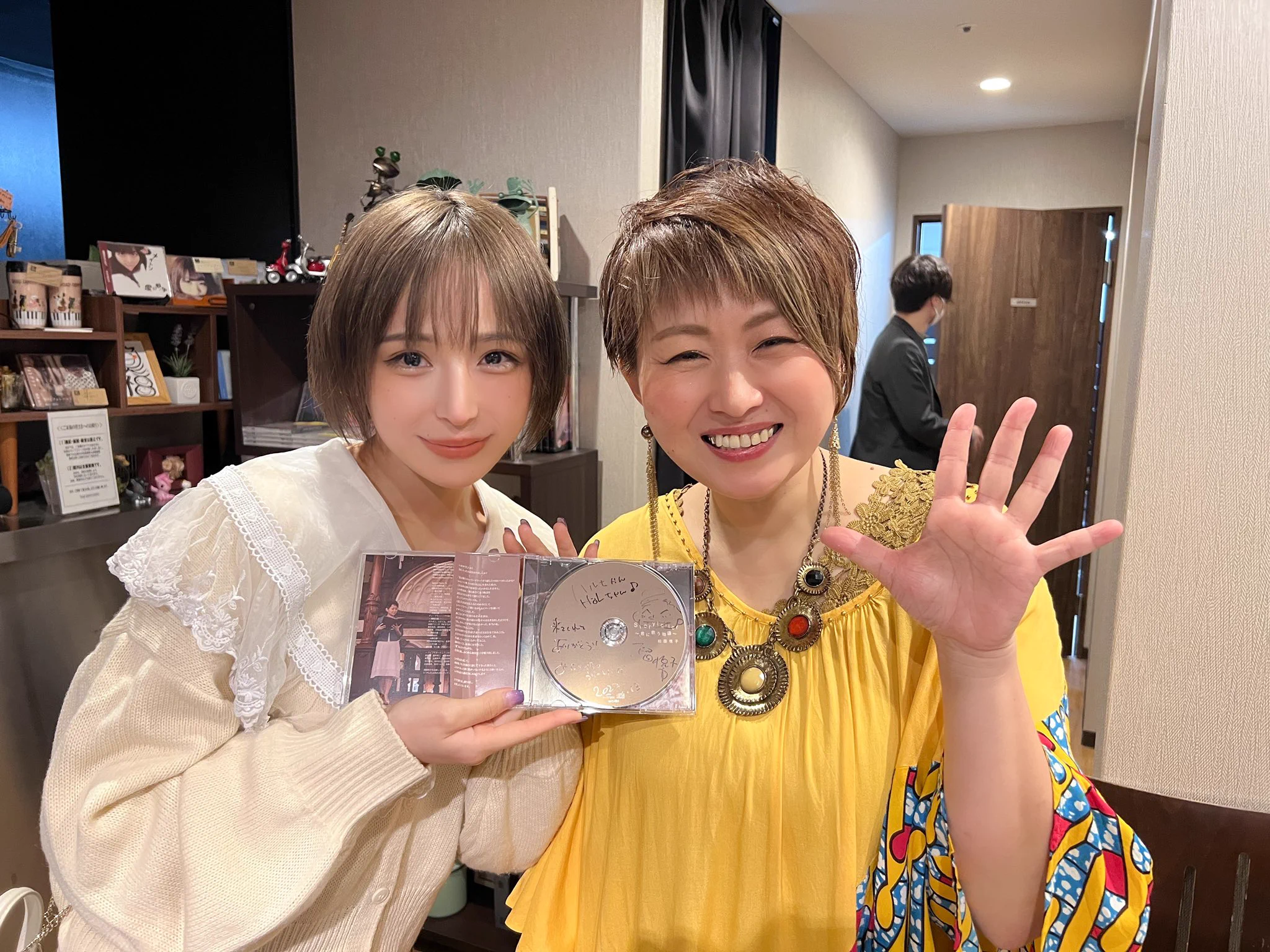 ボイトレでお世話になっている初田先生と、わたなべゆうさんのLIVEにお邪魔させていただきました！初田先生の生歌がとても綺麗で毎曲泣いてた…すごく勇気づけられて、明日も頑張ろうって思えた😢✨わたなべゆうさんのギターにもとっても癒されました🌱素敵なLIVEありがとうございました！✨ https://t.co/Cl294oS1zu
