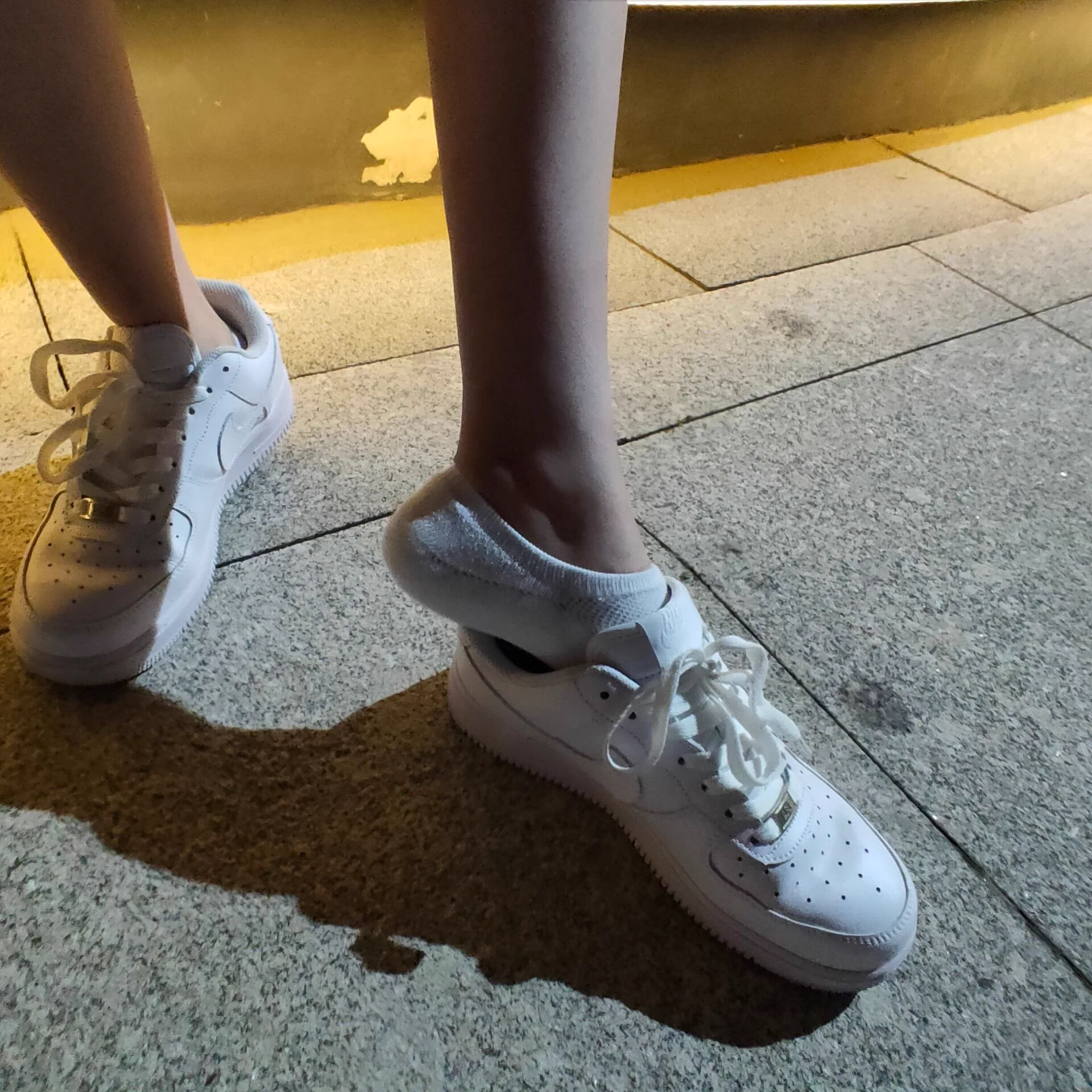 【同好的女朋友】原来的贴吧加到同城好兄弟，了解到也是在一城市。有同样的爱好，随着了解的深入，他同意了把她女朋友的白袜送给了我💦💦 https://t.co/twB29xeCN2