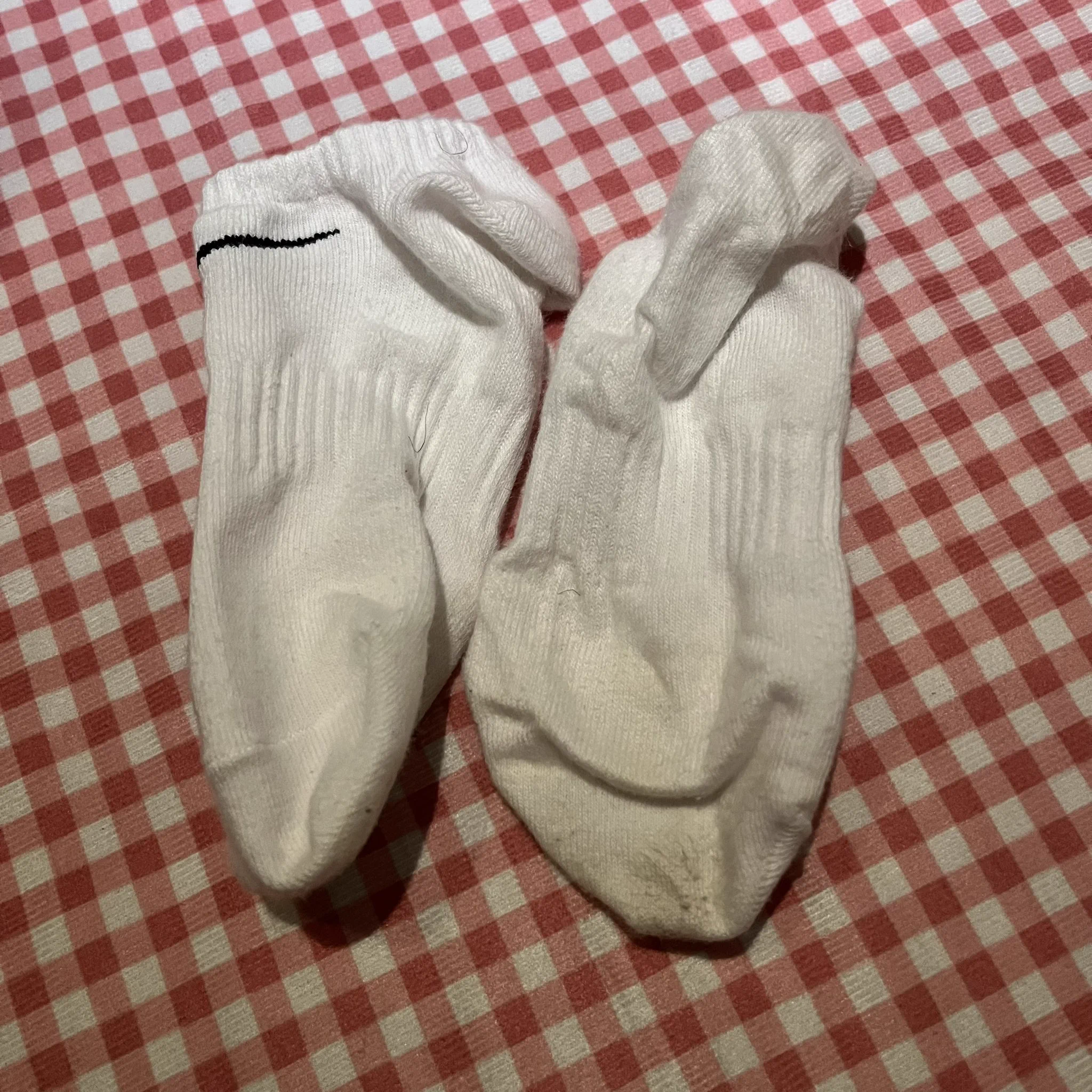 【同好的女朋友】小袜口加上运动款，那种青春活力的女孩风格。直冲脑仁，喜欢白袜的我们，为什么区别与丝袜和裸足。我想内心都留有那一份纯真吧，或者说想把这双柔软纯白的袜子。“弄脏”💦💦 https://t.co/uUWq3rp9qt