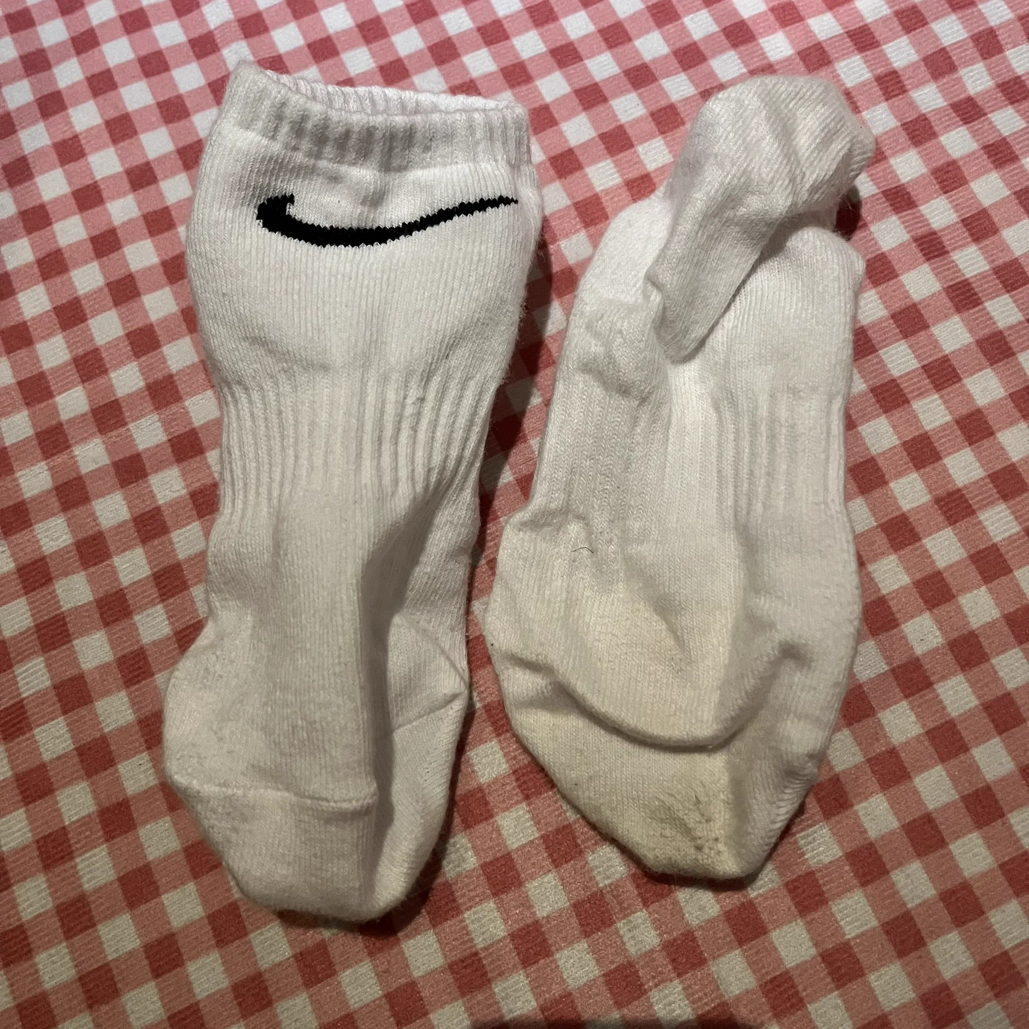 【同好的女朋友】小袜口加上运动款，那种青春活力的女孩风格。直冲脑仁，喜欢白袜的我们，为什么区别与丝袜和裸足。我想内心都留有那一份纯真吧，或者说想把这双柔软纯白的袜子。“弄脏”💦💦 https://t.co/uUWq3rp9qt