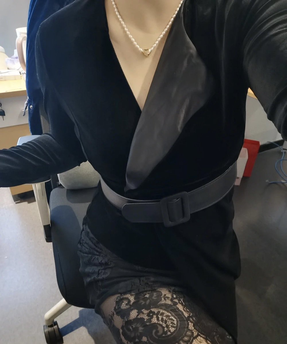 今天又来闺蜜这蹭午饭，坐她工位必须穿得隆重些😗 https://t.co/2P0GxvGLDx