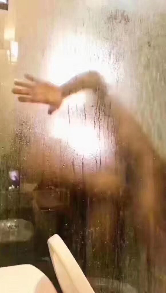 2022国庆之借用酒店随拍（十完）
        拖拉的10连发完毕，这次是与单男鸳鸯浴，然后我拍照伺候爱爱，单男走后我出房间，情人马上上来吃炒饭。别有一番风味。同样只有图没有情景描述，这周末开始长文记述回忆，但一般这种我都不会忘记，至今同庆的N个场景我都还记忆犹新。 https://t.co/PKdSRRQIhi