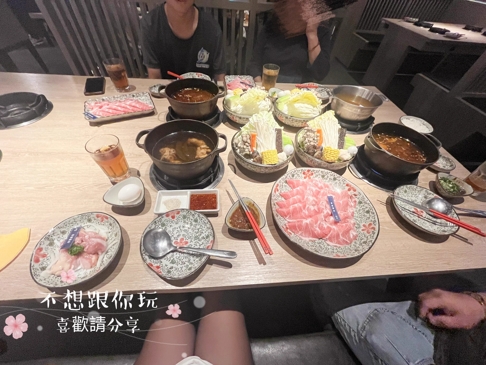 與家人有約好久沒有吃這間，想必這裝潢應該大家都知道哪間…….他的鍋特色就是雞肉可以沾胡椒鹽很香好吃😋，我點的是剝皮辣椒雞搭雞柳鍋，他還會另外給一個專門的沾醬讓肌肉更美味值得推👍#湯棧中清店#可用手機線上預約 https://t.co/LTIWtdzZfS