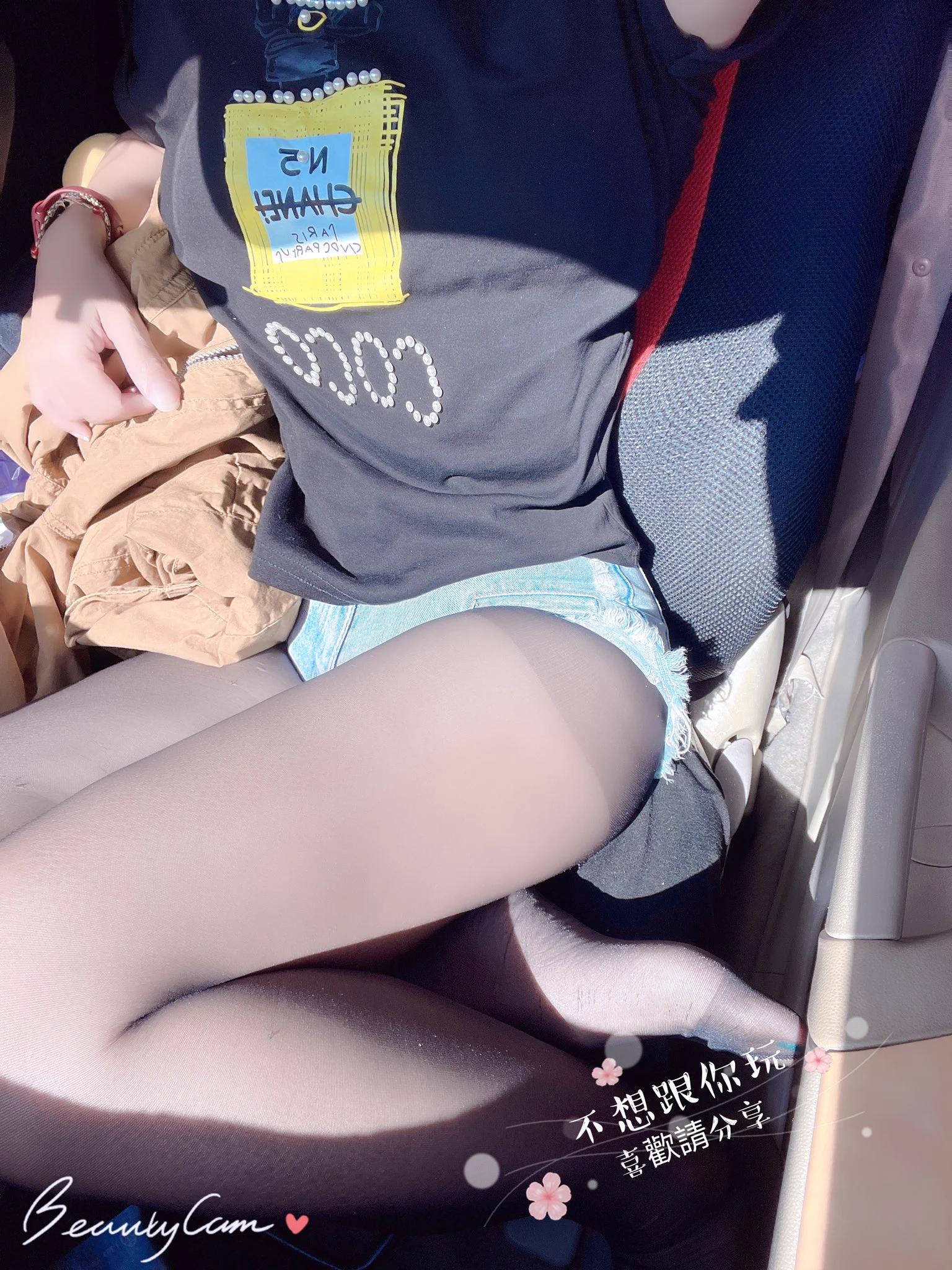 出門去台南天氣好到都懷疑到底是不是冬天。男生好像都覺得女生怎那麼愛穿超短短褲屁股蛋都快被看光了，因為很熱呢，再加上本人腿很短穿短的腿看起來修長一點…. https://t.co/vjfUwUZn3x