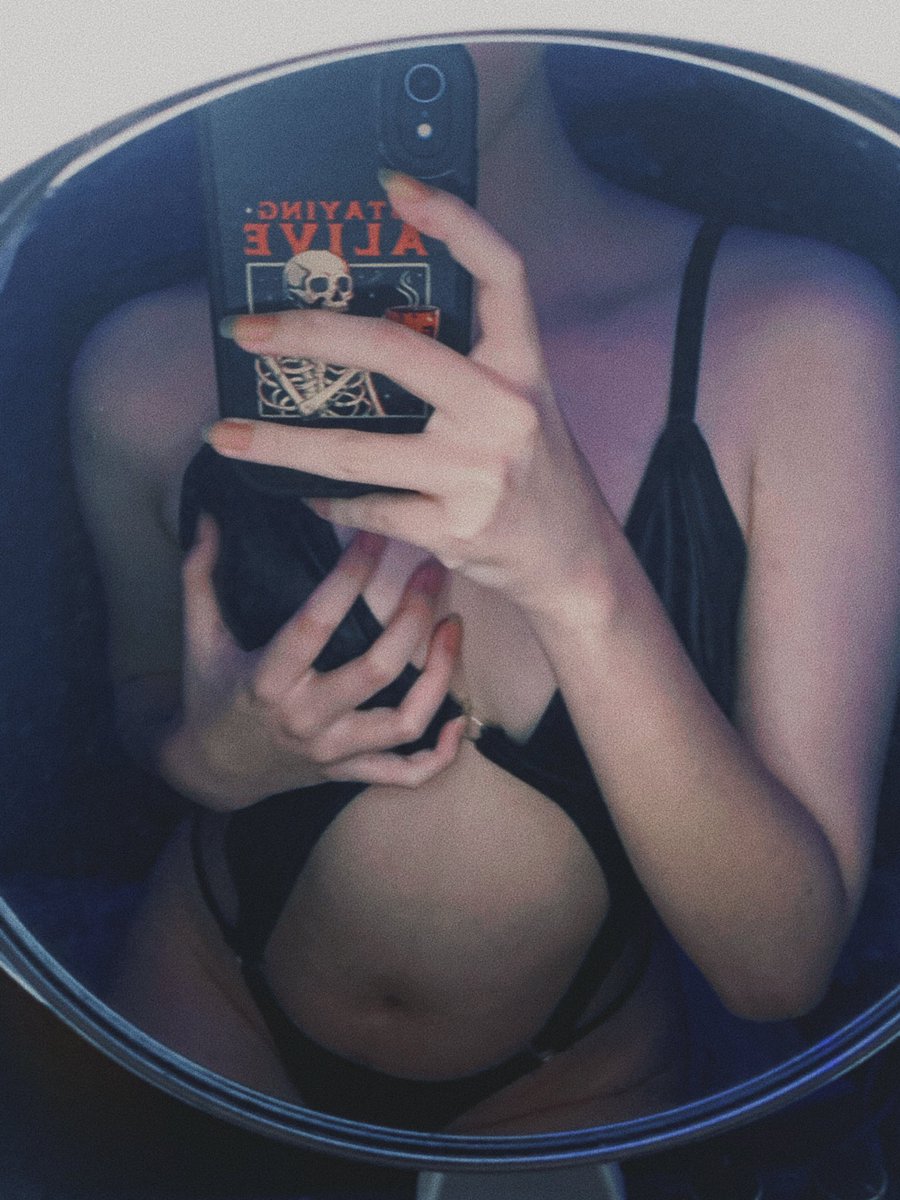 幹睡一整天終於睡醒 然後這件是連身嗯嗯嗯 https://t.co/gVVNaBQKOn