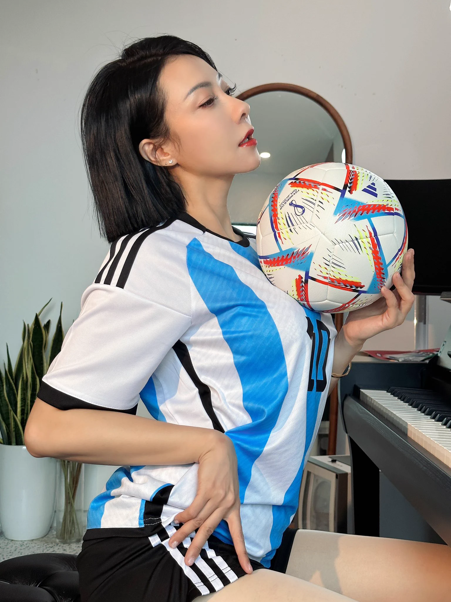 今早看到2:0实在是困不行了，就睡着了，醒来赶紧拿手机！阿根廷🇦🇷真争气！梅西梅老板大力神杯走起！@guoer0212 @limerencem #limerencem https://t.co/fPZDLpP6SC