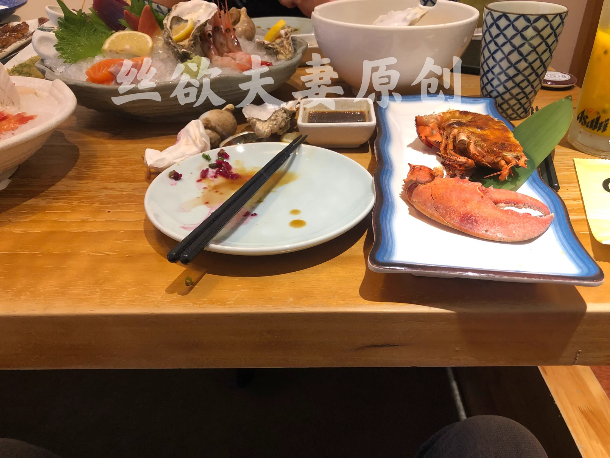 好期待的一次活动。让老婆挑选的单男，聊天，到见面。我问老婆都聊啥了。还跟我玩神秘。说不告诉我，总之是没聊啥。结果。当天出席。里面穿的丁字裤。丝袜也穿上了。本以为俩人做那很正常的吃饭，结果偷拍一下，手都拉上了。这还没聊啥。骚媳妇。等回家看我怎么审你！ https://t.co/2UhlqmwbrU