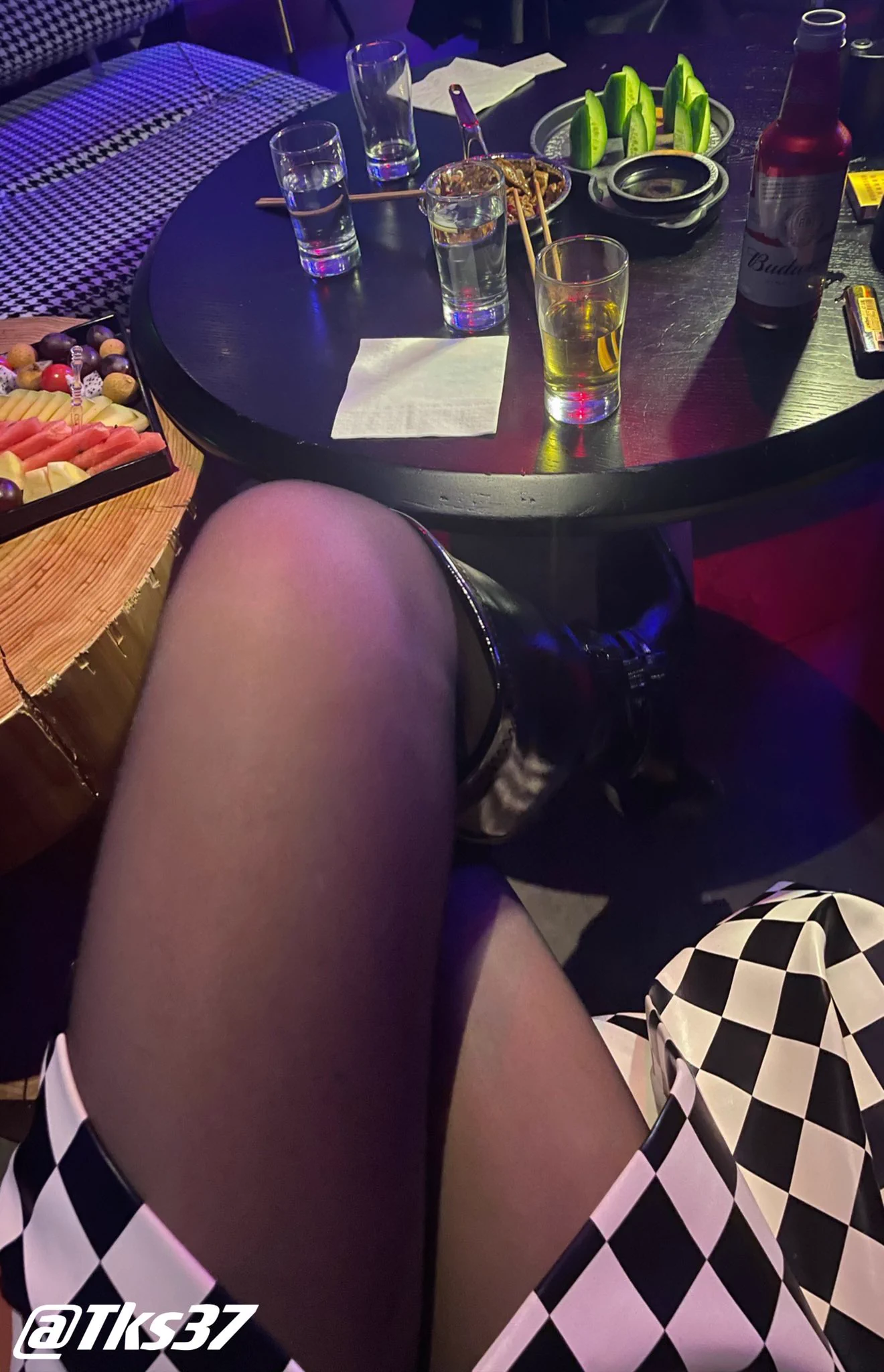 #桌底风光 这些照片有意思的地方在于，大部分都是当时身边的男伴、朋友、同事偷拍后被我发现或者分享给我的，直男角度，虽然不够好看，倒也别有一番风味，若你在我身边，你也会偷拍吗？ https://t.co/gldZF0r2ou