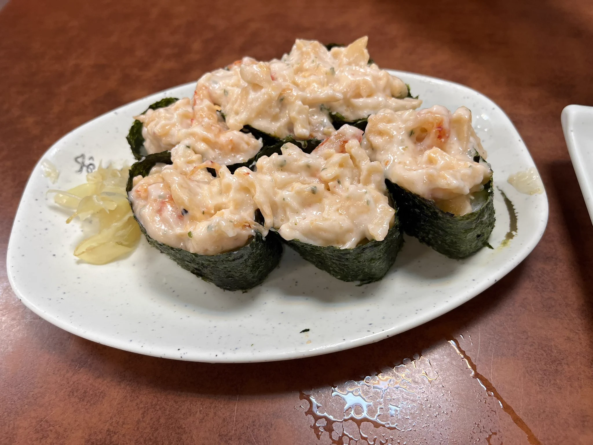 又來推薦一家非常非常好吃😋又難忘的嘉義美食餐廳，叫體育館壽司🍣這家讓我十分驚訝只能說無法忘懷有空一定要再去吃，最推薦的是炸魚卵沙拉他非常好吃炸完再淋美奶汁一個字讚，接下來龍蝦沙拉跟蝦卵握壽司可真是上面的主角爆量多一個字爽，再來鮭魚生魚片真的油脂非常豐富好吃到爆，最後鍋燒意麵湯頭好 https://t.co/MFAe0HpAw2
