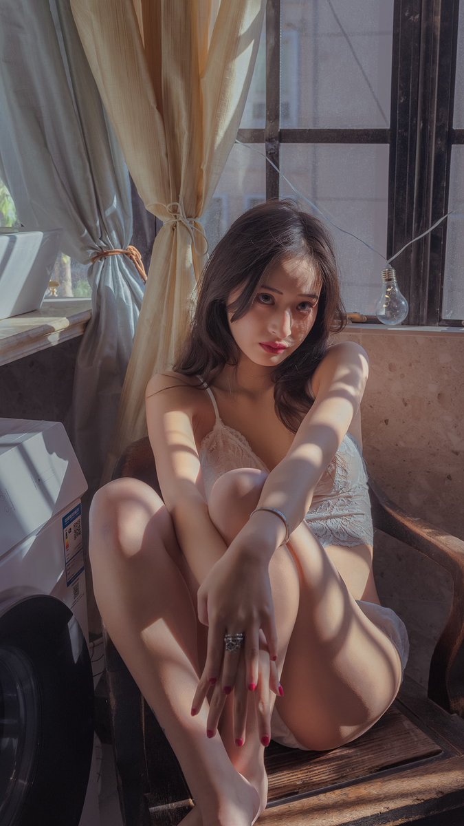 拜月初拾忆
回首已人非

摄影：不曾
出镜：@xizi1840 https://t.co/yh2YznMsks