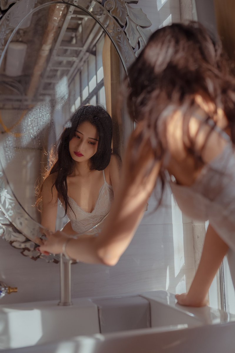 拜月初拾忆
回首已人非

摄影：不曾
出镜：@xizi1840 https://t.co/yh2YznMsks