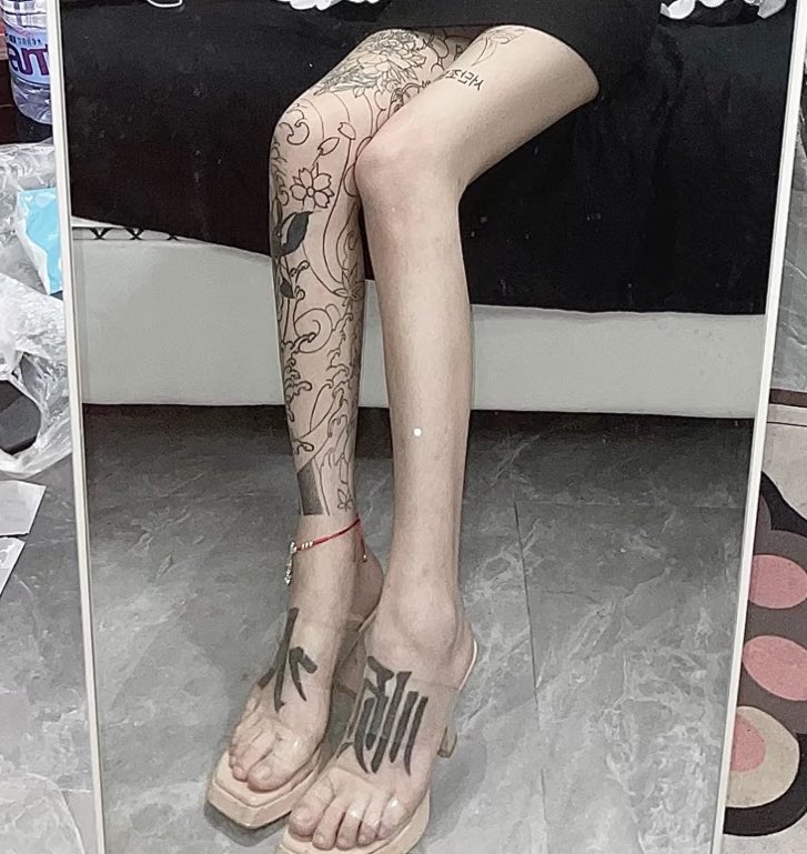 最近认妈成功的精神小妹，男友都是无业小混混，高贵亲妈们ktv陪酒赚钱倒贴。我感觉亲妈们好辛苦，回家路费都吐没了，结果最后脸都不让看了，就敷衍发点照片催我看脚快射。

#精神小妹 #女性崇拜 #ATM奴 #无脑上供 #自毁 #绿帽 #脚奴 #足控  #冤种 #贱狗 #辱骂 #盯射 #脚奴 #舔狗 #反差  #奴下奴 #羞辱 https://t.co/P1ljb6RoKU