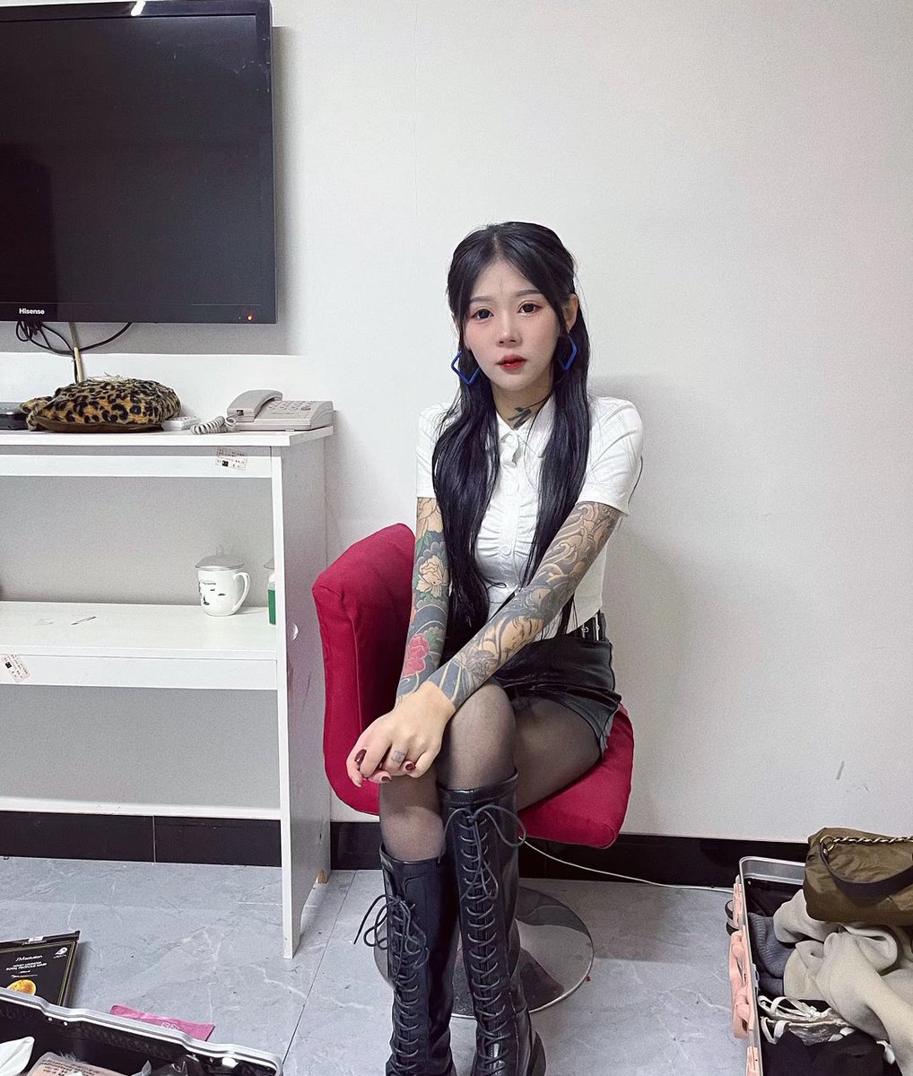 之前有幸当面崇拜过的精神亲妈们，除了上技校没毕业的大比例都在ktv上班，想想她们陪酒陪笑的样子，再去闻她们上班闷了一天极度酸臭洗脑上头的袜子和脚的时候，脑子都流进鸡吧里了啊啊啊啊
#精神小妹 #女性崇拜 #ATM奴 #早泄 #自毁 #绿帽 #脚奴 #足控 #冤种 #贱狗 #辱骂 #盯射 #脚奴 #舔狗 #反差 #洗脑 https://t.co/MsMuarV1p6