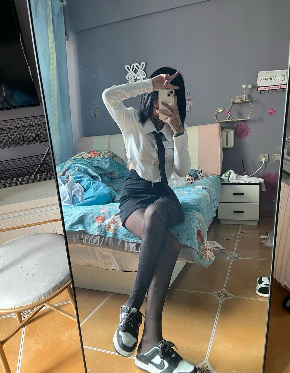 之前有幸当面崇拜过的精神亲妈们，除了上技校没毕业的大比例都在ktv上班，想想她们陪酒陪笑的样子，再去闻她们上班闷了一天极度酸臭洗脑上头的袜子和脚的时候，脑子都流进鸡吧里了啊啊啊啊
#精神小妹 #女性崇拜 #ATM奴 #早泄 #自毁 #绿帽 #脚奴 #足控 #冤种 #贱狗 #辱骂 #盯射 #脚奴 #舔狗 #反差 #洗脑 https://t.co/MsMuarV1p6