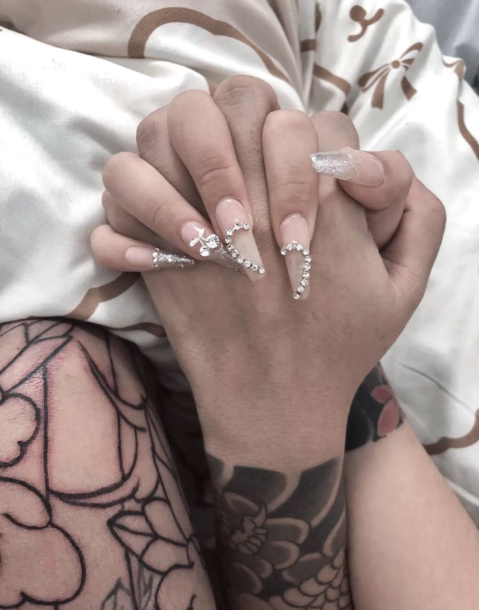 之前倒贴吐钱认妈的高贵精神小妹女神，后来实在没钱吐了第二天就被删了。
今天快手看见她发恋爱日常，每天陪酒工资都全交给男友，忍不住重加女神微信把最后几十块钱都转过去了，收了就又被删了……

#精神小妹 #女性崇拜 #ATM奴  #自毁 #绿帽 #脚奴 #白给 #冤种 #贱狗  #盯射 #脚奴 #舔狗 #反差 #洗脑 https://t.co/If4tVGRrjO