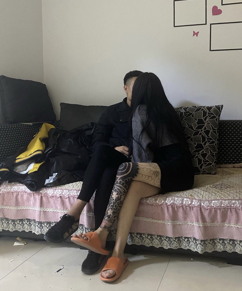 之前倒贴吐钱认妈的高贵精神小妹女神，后来实在没钱吐了第二天就被删了。
今天快手看见她发恋爱日常，每天陪酒工资都全交给男友，忍不住重加女神微信把最后几十块钱都转过去了，收了就又被删了……

#精神小妹 #女性崇拜 #ATM奴  #自毁 #绿帽 #脚奴 #白给 #冤种 #贱狗  #盯射 #脚奴 #舔狗 #反差 #洗脑 https://t.co/If4tVGRrjO