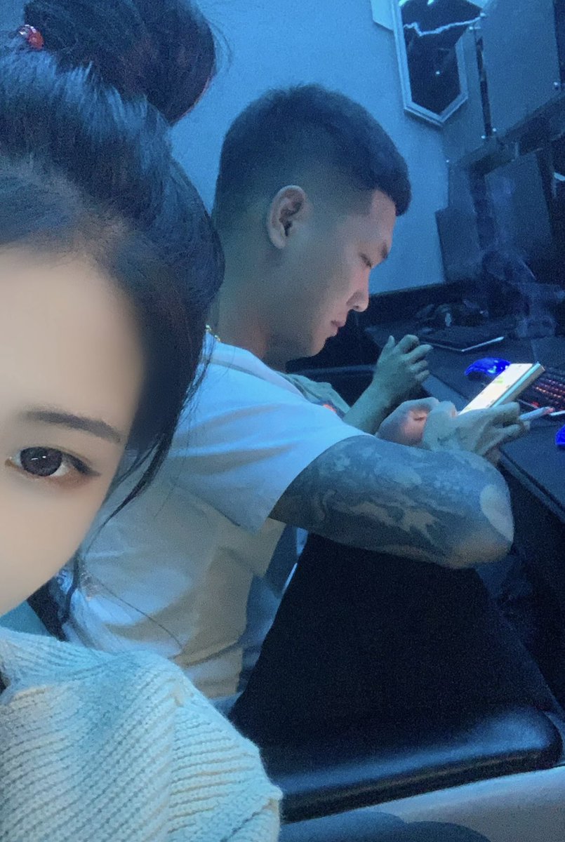 之前倒贴吐钱认妈的高贵精神小妹女神，后来实在没钱吐了第二天就被删了。
今天快手看见她发恋爱日常，每天陪酒工资都全交给男友，忍不住重加女神微信把最后几十块钱都转过去了，收了就又被删了……

#精神小妹 #女性崇拜 #ATM奴  #自毁 #绿帽 #脚奴 #白给 #冤种 #贱狗  #盯射 #脚奴 #舔狗 #反差 #洗脑 https://t.co/If4tVGRrjO