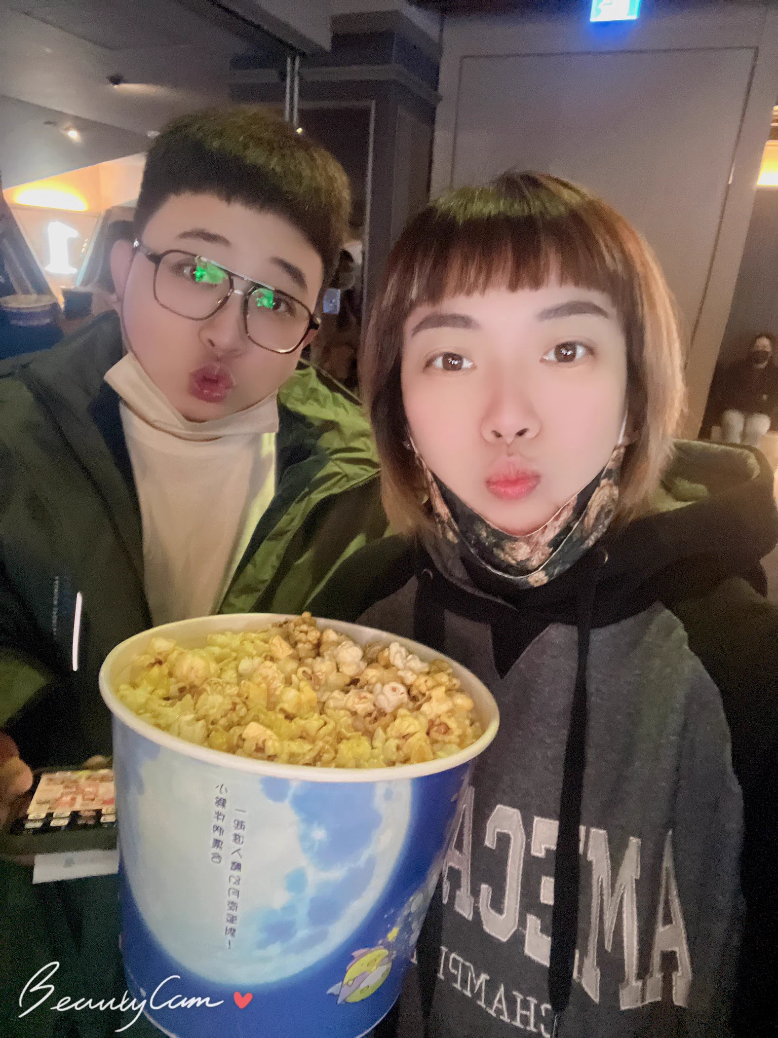 睽違十二年阿凡達終於可以看了，看完非常過癮，切記一定一定要去看3D不然會後悔，整個色調場景非常精緻看了好感動🥲。 https://t.co/rbNRUYMZBt