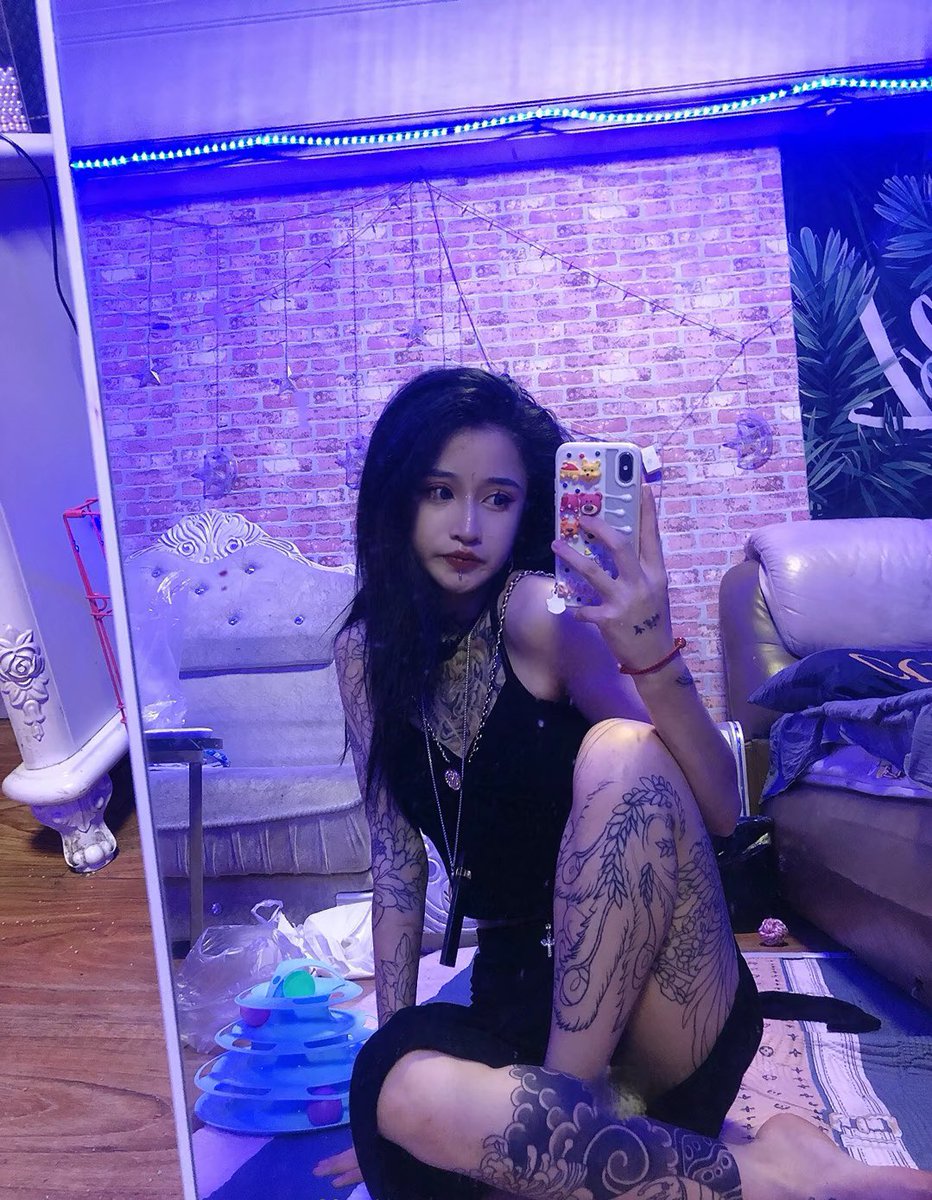 一看见这么高贵经典的精神亲妈脸就大脑空白了……腿上纹身和漏出来的脚直接让我又忍不住想自动认妈了啊啊

#精神小妹 #早泄 #atm奴 #女性崇拜 #无脑上供 #自毁 #绿帽 #脚奴 #足控 #素人开发 #原味 #冤种 #贱狗 #辱骂 #盯射 #脚奴 #舔狗 #反差 #榨精 #洗脑 #奴下奴 #白给 #太妹 https://t.co/taiY2lufrY