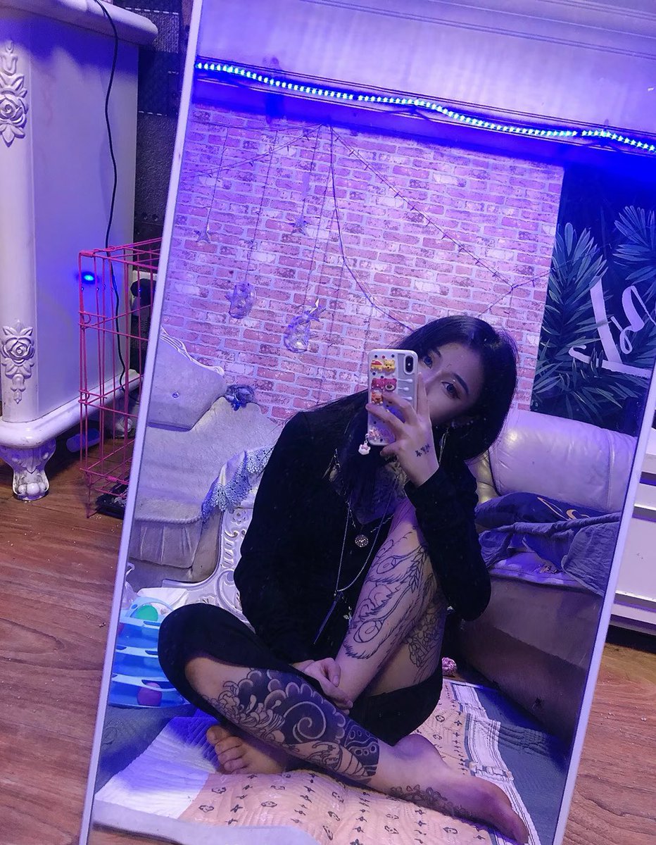 一看见这么高贵经典的精神亲妈脸就大脑空白了……腿上纹身和漏出来的脚直接让我又忍不住想自动认妈了啊啊

#精神小妹 #早泄 #atm奴 #女性崇拜 #无脑上供 #自毁 #绿帽 #脚奴 #足控 #素人开发 #原味 #冤种 #贱狗 #辱骂 #盯射 #脚奴 #舔狗 #反差 #榨精 #洗脑 #奴下奴 #白给 #太妹 https://t.co/taiY2lufrY