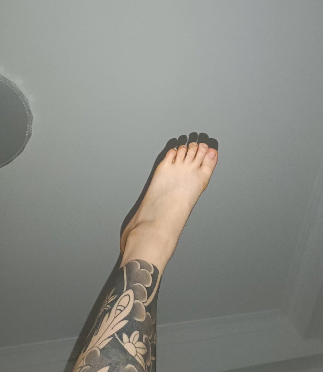 看着这双鞋的视频照片射在垃圾桶里好多次，吐过好多钱，幻想过无数次里面的酸臭高贵味道，结果才今天发现这是精神亲妈和男友的情侣鞋啊啊。

#精神小妹 #早泄 #atm奴 #女性崇拜 #无脑上供 #自毁 #绿帽 #脚奴 #足控 #冤种 #贱狗 #辱骂 #脚奴 #舔狗 #反差 #榨精 #洗脑 #奴下奴 #白给 #绿帽奴 #吐钱 #傻逼 https://t.co/bEQ7qO18Yy