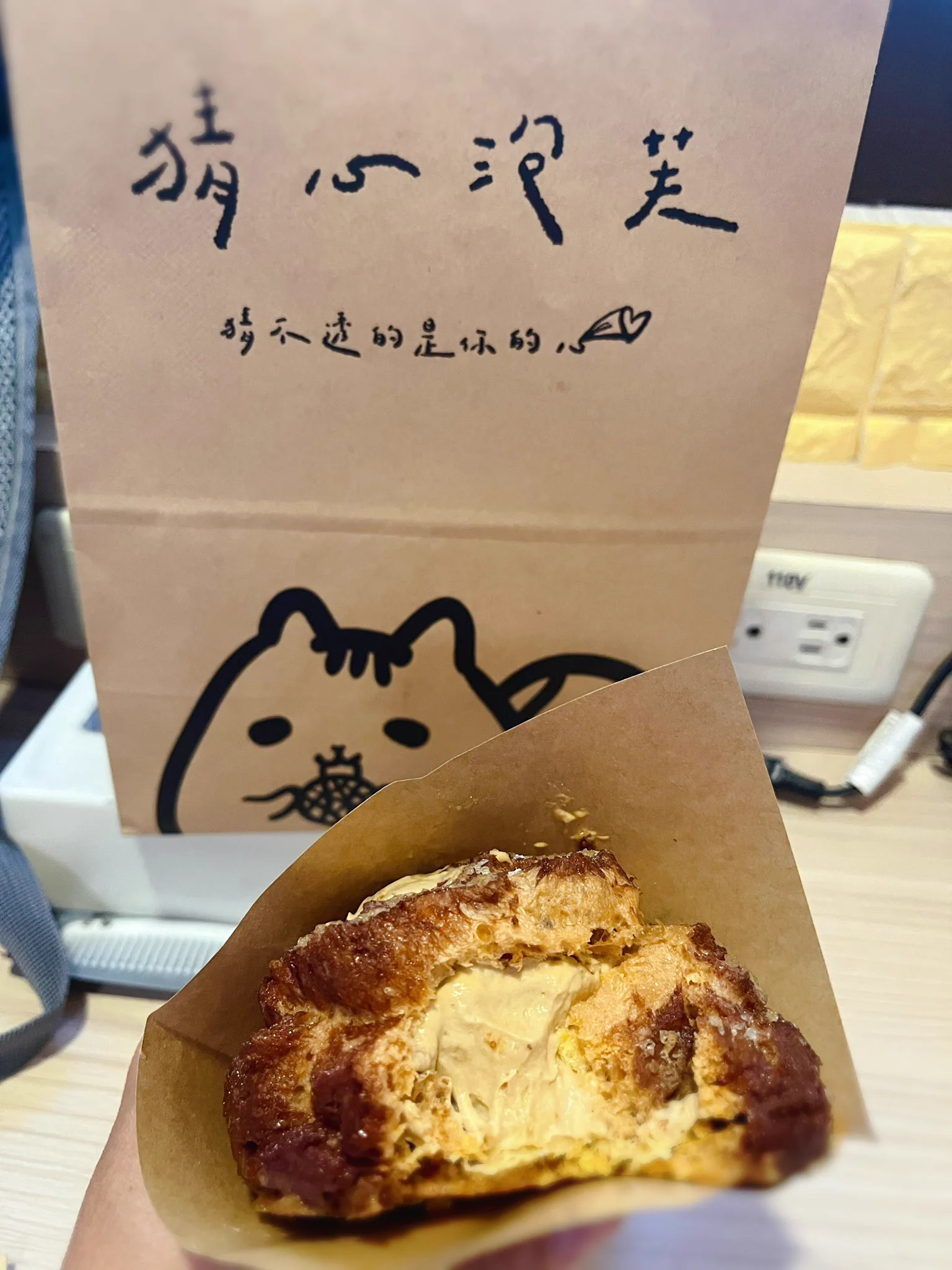 來高雄推薦一家超好吃😋「猜心泡芙」泡芙外皮非常脆又有烤過顆粒砂糖下午三點開始排隊人潮超多….之後走去停車格時，發現一家咖啡館很有味道，攝影師男友幫我拍了幾張美美的照片。#猜心泡芙一顆50～55元#感謝男友陪伴我❤️ https://t.co/HjN6vhdbVr