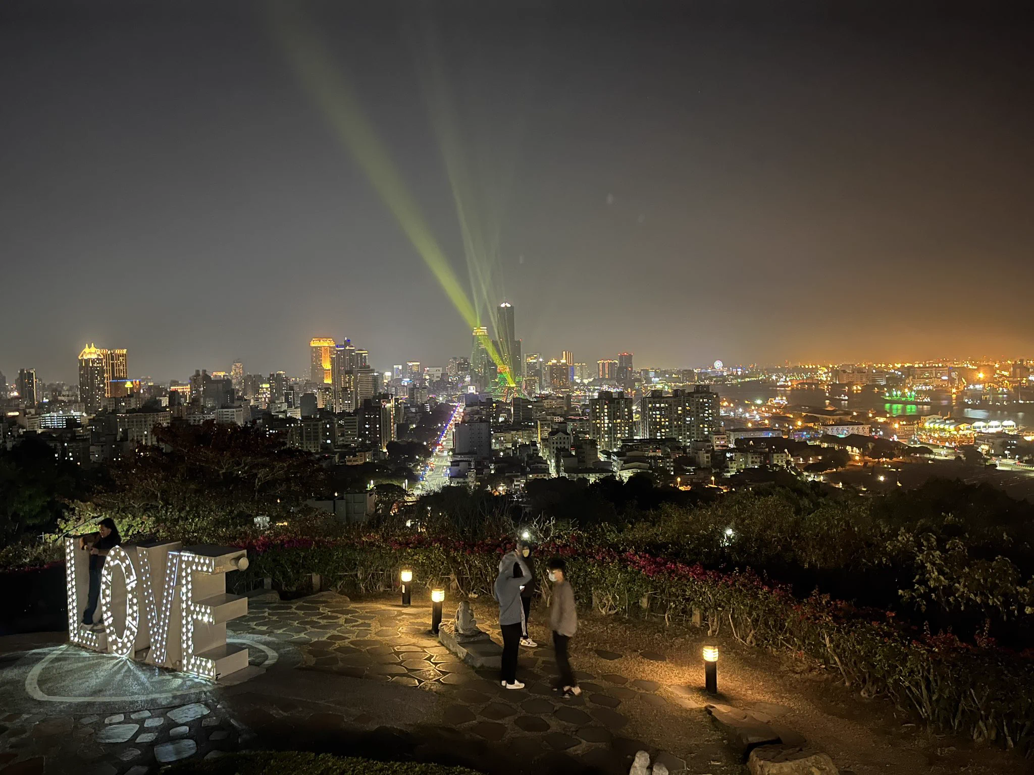 來高雄過夜一定免不了來壽山忠烈祠看夜景🌃大家欣賞一下吧！ https://t.co/644MU4wjPh