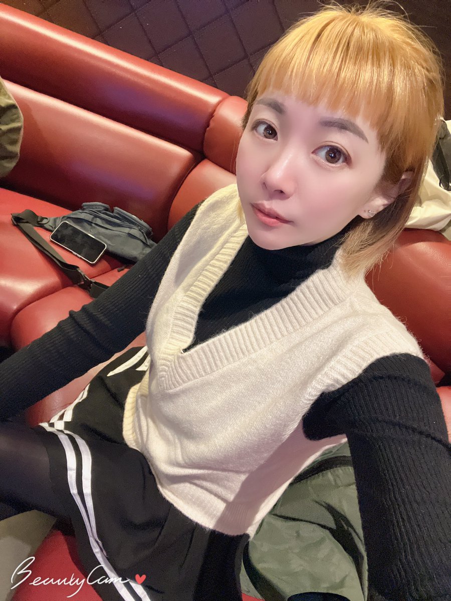 我似乎還是適合淺色髮 https://t.co/yE0mzPGSuC