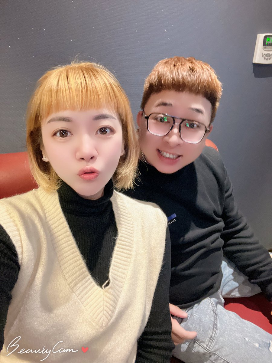 我似乎還是適合淺色髮 https://t.co/yE0mzPGSuC