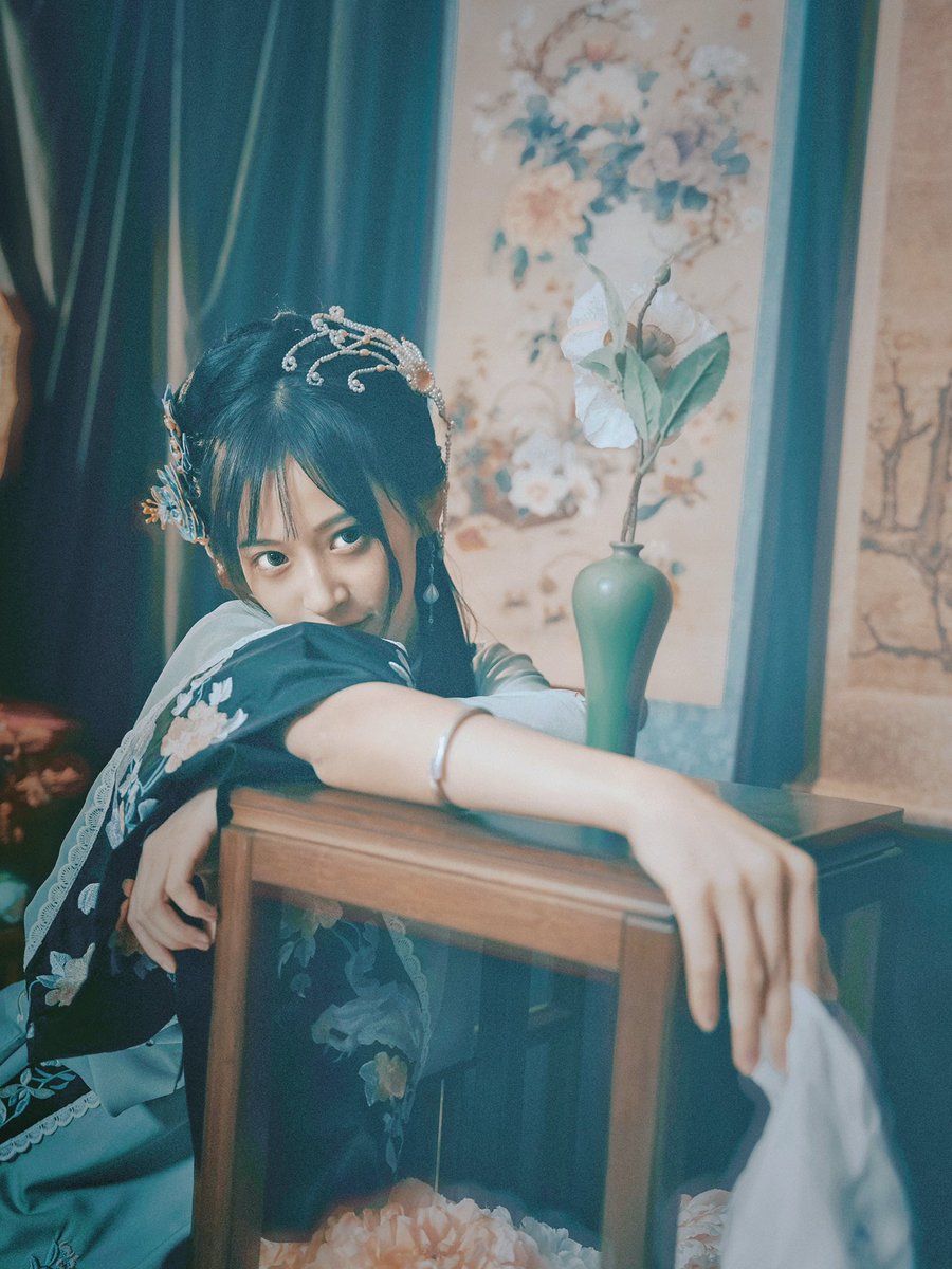 醉生梦死人面兽心
狼心狗肺虎视眈眈

摄影：不曾
出镜：@xizi1840 https://t.co/ed5ukoaINw