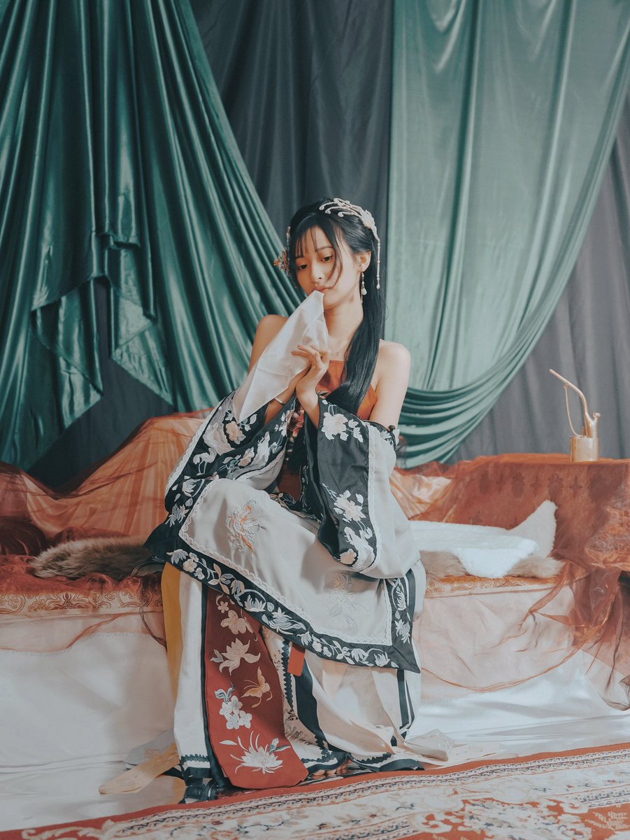 醉生梦死人面兽心
狼心狗肺虎视眈眈

摄影：不曾
出镜：@xizi1840 https://t.co/ed5ukoaINw