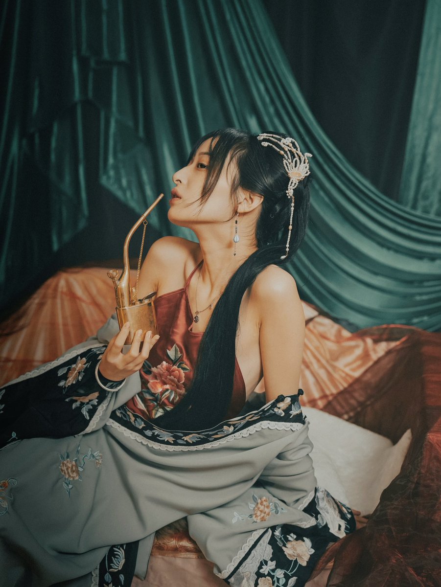 醉生梦死人面兽心
狼心狗肺虎视眈眈

摄影：不曾
出镜：@xizi1840 https://t.co/ed5ukoaINw