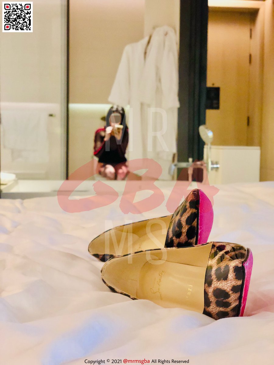 上身这套连衣裙后，嫂子边照镜子边自言自语道不画个bitch妆对不起这套衣服。问她愿不愿意去前台或者酒廊溜一圈，她回答那不是官宣要操这个骚逼嘛😍 https://t.co/xti2vwHRB6