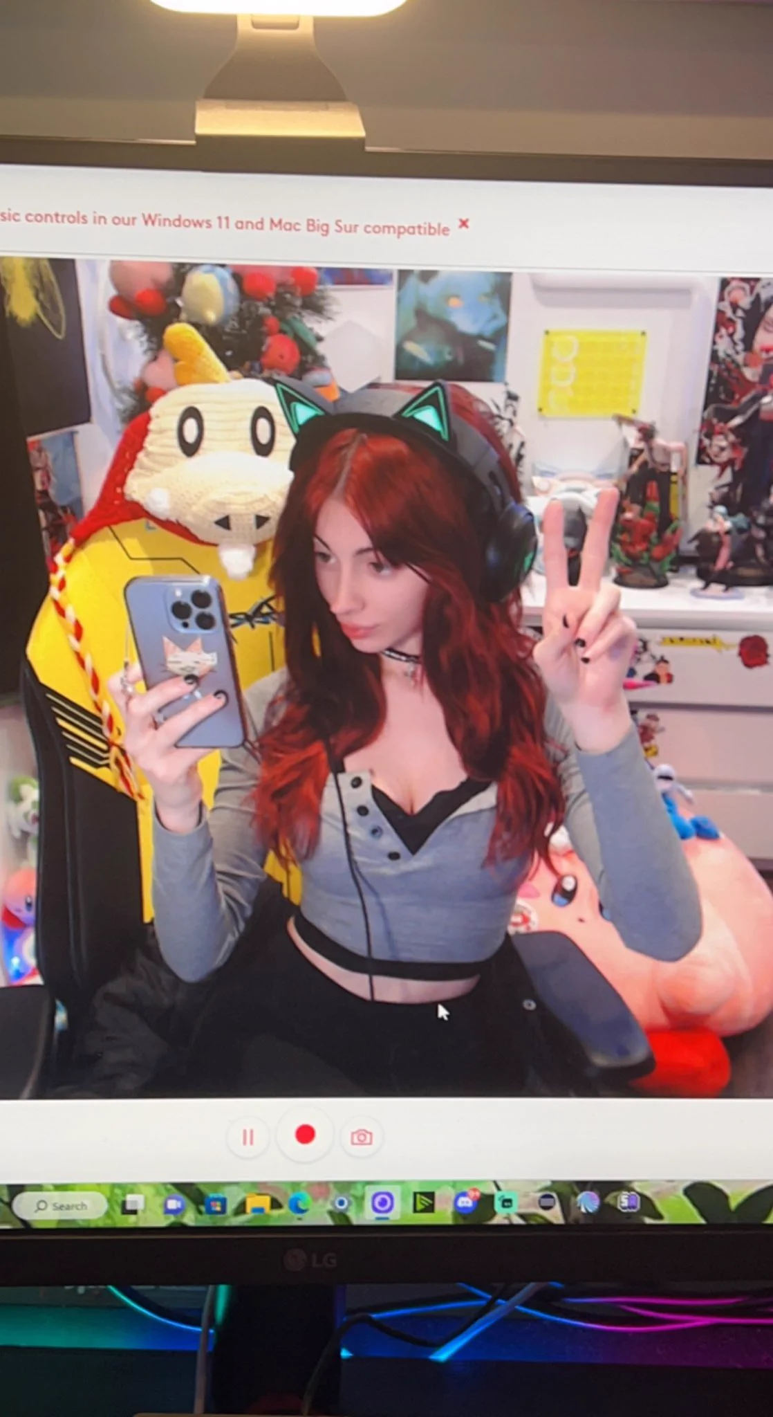 makeup tutorial, memes, reacting, and more!! :D come chat with me https://t.co/NNmteckI2d https://t.co/lNXpZEta3l