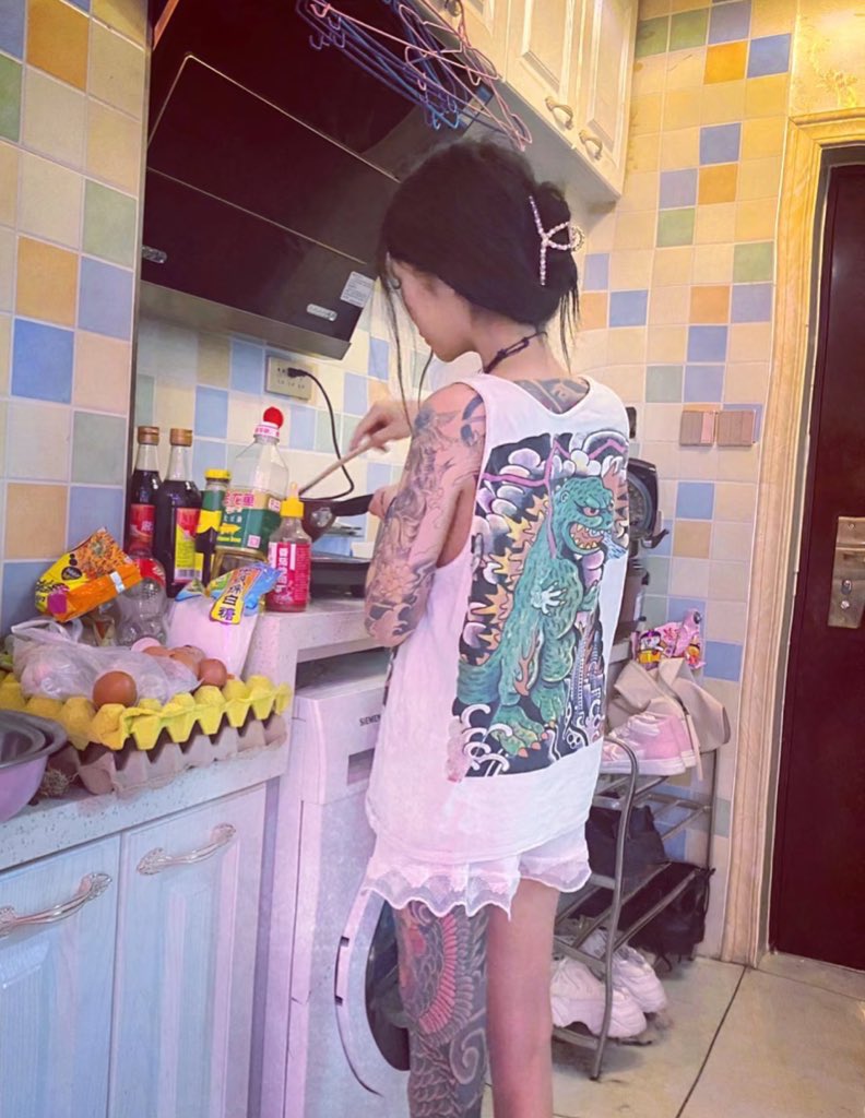 原来亲妈不仅ktv陪酒倒贴男友，而且是和另一个精神小妹一起
别人有两个精神小妹倒贴养，做饭，做爱伺候
傻逼每天吐钱吐到吃不起饭，看着脚和纹身可悲的自慰。爽死了

#精神小妹 #早泄 #atm奴 #女性崇拜 #无脑上供 #自毁 #绿帽 #脚奴 #足控 #素人开发 #冤种 #辱骂 #脚奴 #舔狗 #反差 #榨精  #奴下奴 https://t.co/2nNVcIPvUC