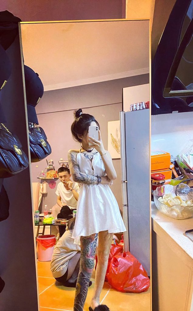 原来亲妈不仅ktv陪酒倒贴男友，而且是和另一个精神小妹一起
别人有两个精神小妹倒贴养，做饭，做爱伺候
傻逼每天吐钱吐到吃不起饭，看着脚和纹身可悲的自慰。爽死了

#精神小妹 #早泄 #atm奴 #女性崇拜 #无脑上供 #自毁 #绿帽 #脚奴 #足控 #素人开发 #冤种 #辱骂 #脚奴 #舔狗 #反差 #榨精  #奴下奴 https://t.co/2nNVcIPvUC