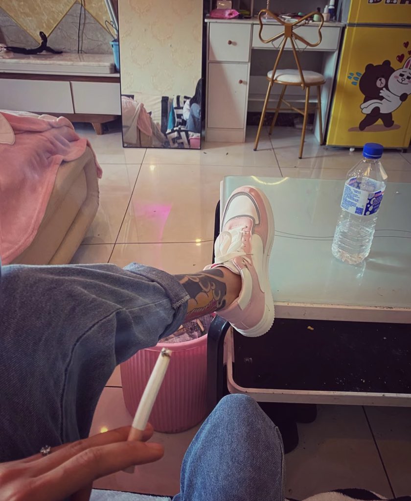 原来亲妈不仅ktv陪酒倒贴男友，而且是和另一个精神小妹一起
别人有两个精神小妹倒贴养，做饭，做爱伺候
傻逼每天吐钱吐到吃不起饭，看着脚和纹身可悲的自慰。爽死了

#精神小妹 #早泄 #atm奴 #女性崇拜 #无脑上供 #自毁 #绿帽 #脚奴 #足控 #素人开发 #冤种 #辱骂 #脚奴 #舔狗 #反差 #榨精  #奴下奴 https://t.co/2nNVcIPvUC