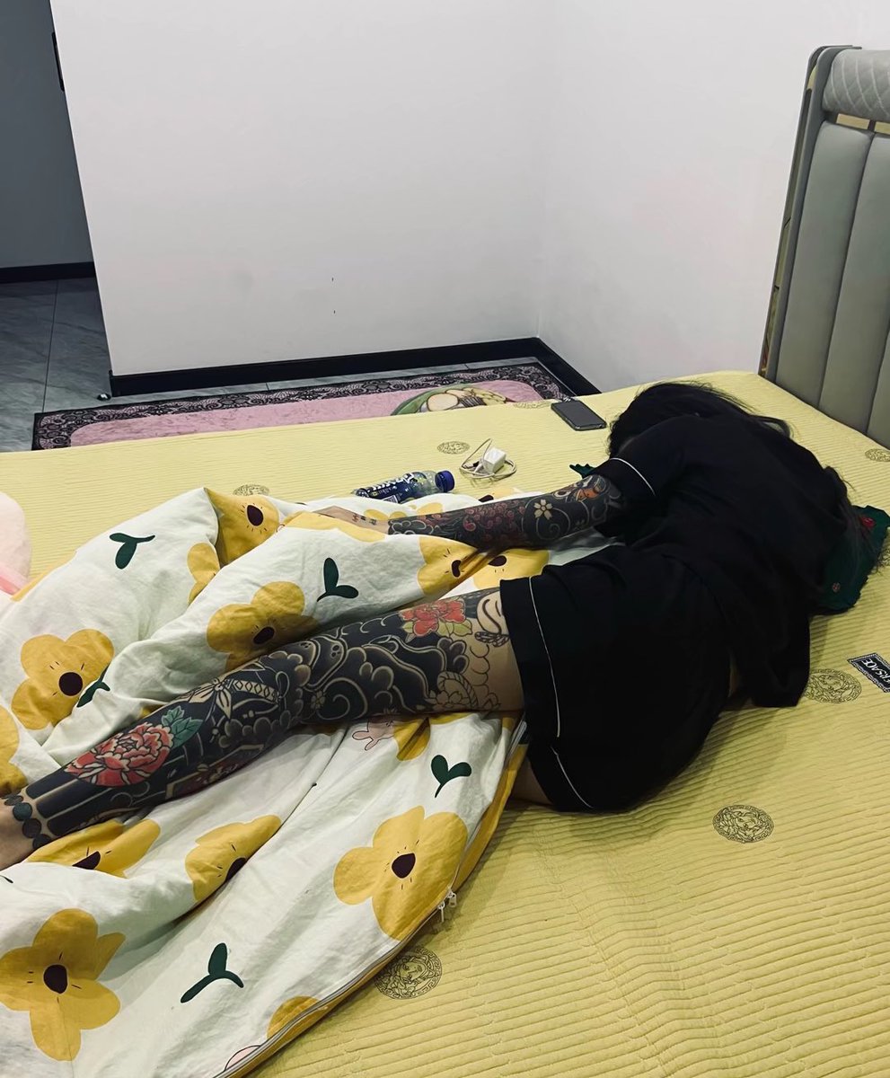 每天给精神亲妈吐钱，又是只收钱一条消息都没回。只能去朋友圈偷窥了。图二好像她是男朋友拍的，一想到这样就要加倍吐了啊啊。

#精神小妹 #早泄 #atm奴 #女性崇拜 #无脑上供 #自毁 #绿帽 #脚奴 #足控 #素人开发 #冤种 #贱狗 #辱骂 #盯射 #脚奴 #舔狗 #反差 #洗脑 #奴下奴 #白给 #傻逼 https://t.co/bp2nnX01ir