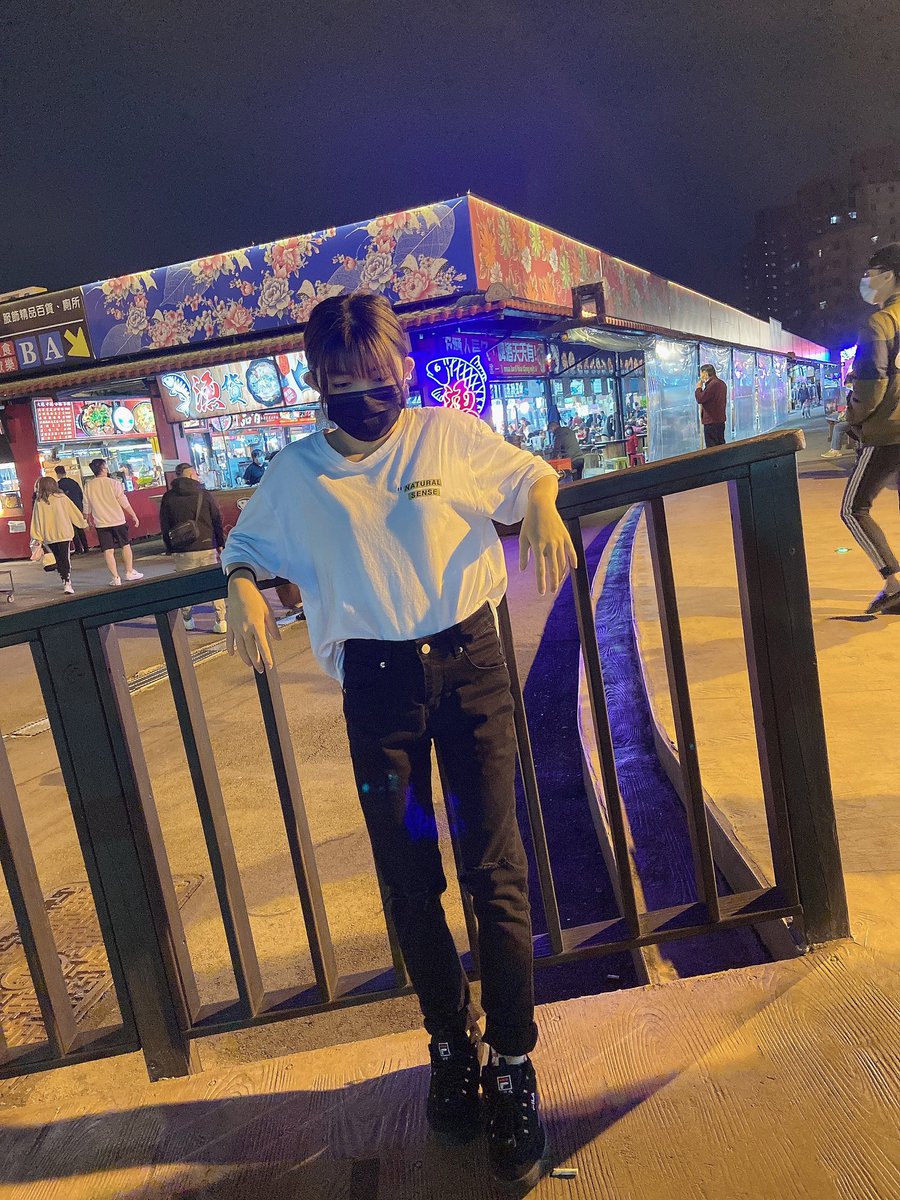 翻到之前有一次穿搭超像男生的照片 https://t.co/skH7ozmqcW