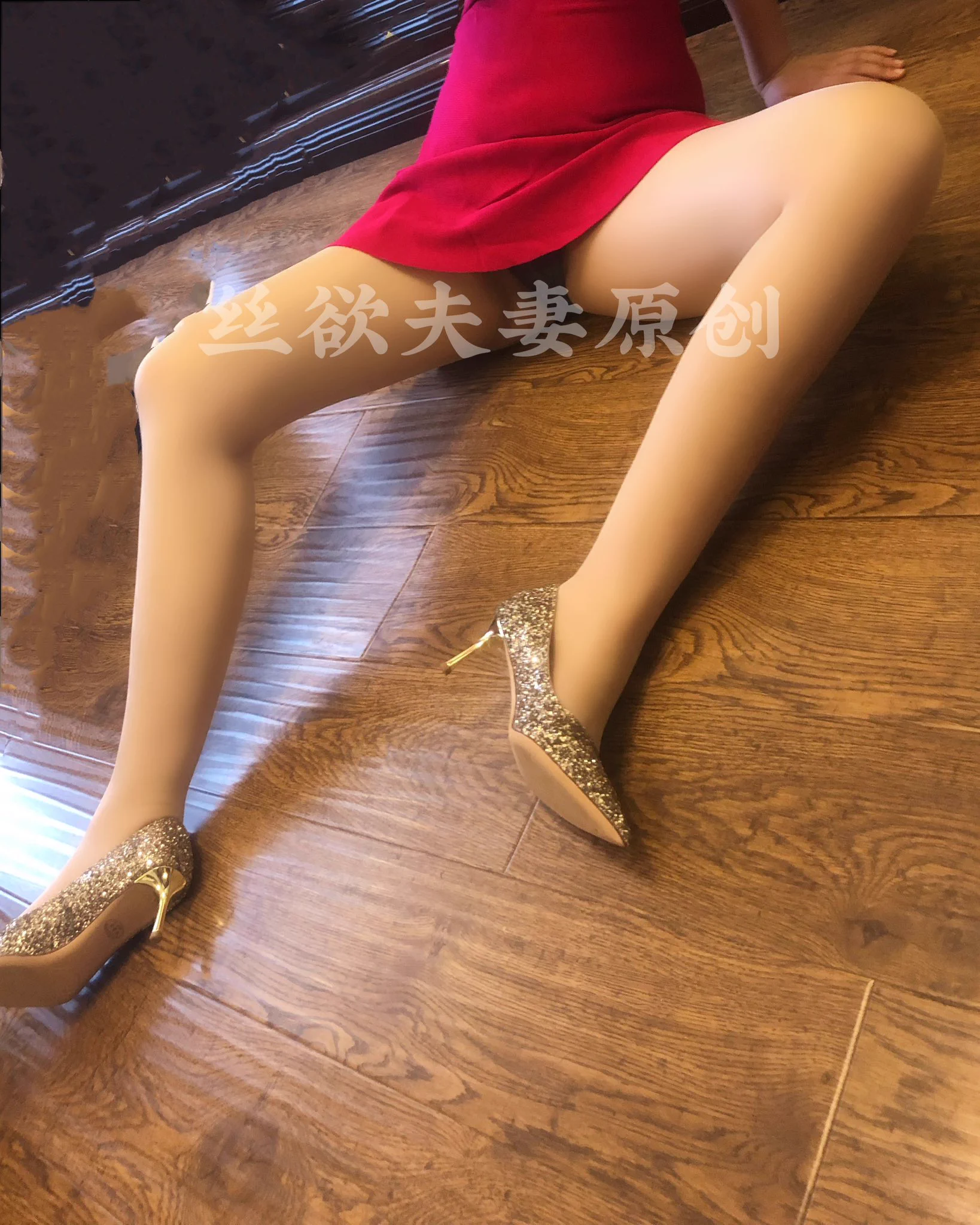 骚妻这样的肉丝高跟有没有扑上来的冲动！反正我是越拍越硬！ https://t.co/PYwV1MRVCH