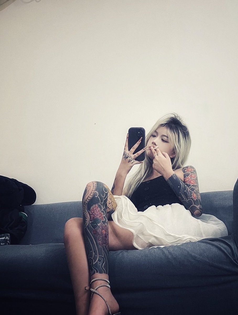 想要变的更傻逼，更崇拜精神小妹亲妈，就点开看吧。
图片打开之后不许看脸，盯着脚和纹身看！

#精神小妹 #早泄 #atm奴 #女性崇拜 #无脑上供 #自毁 #绿帽 #脚奴 #足控 #素人开发 #冤种 #贱狗 #辱骂 #盯射 #脚奴 #舔狗 #反差 #榨精 #洗脑 #奴下奴 #傻逼 https://t.co/bwE60xUNOk