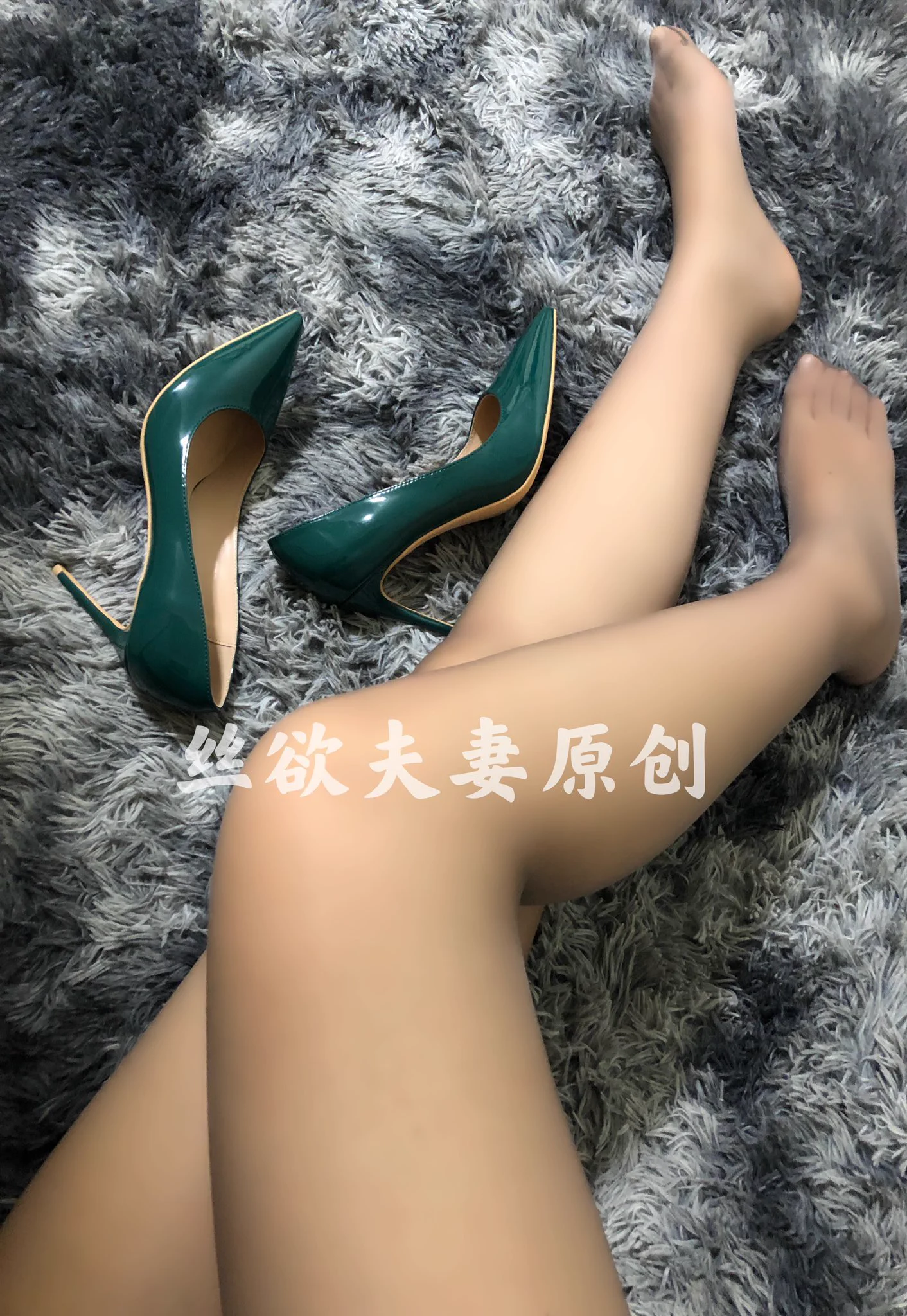 今天应朋友邀请，带着骚妻来朋友家做客！骚妻猜到了朋友的小心思，做客是假想看骚丝美腿才是真，简单聊了一会后当着朋友面各种拍照，脱高跟，秀丝腿！看的朋友两眼直勾勾的，估计他都没想到骚妻敢这样赤裸裸的引诱她！我借口出去买包烟，但愿朋友能争口气拿下骚妻！ https://t.co/EQr6eGR6D3