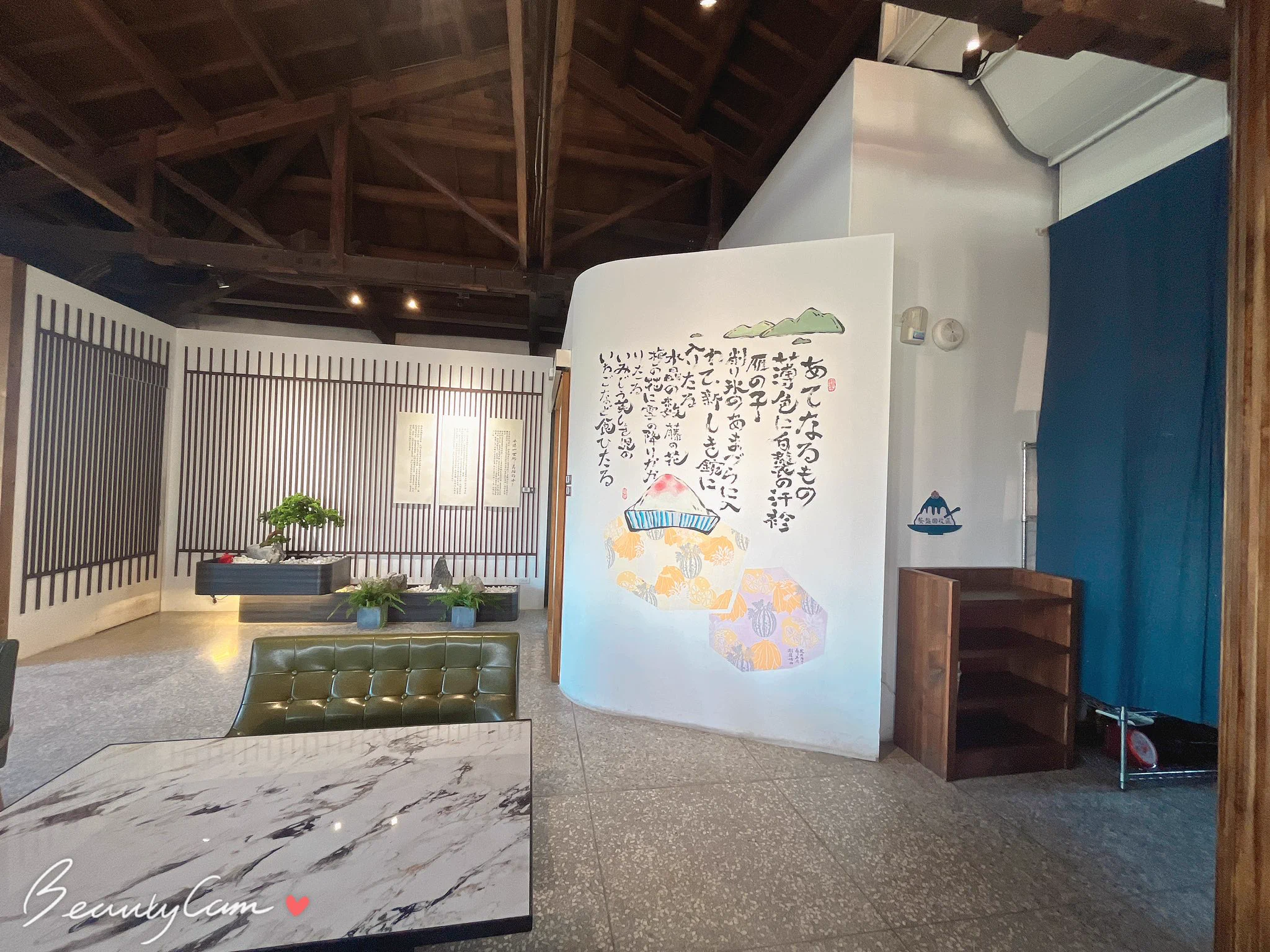 男友跟我都表示不知道該從哪吃起太美了吧！這間是屬於獨棟日式冰店和餐飲以及小物店，「食尚玩家有來採訪」因為天氣太熱我們就點了算是他們招牌的甜品，不愛吃太甜的非常推薦，其中一樣料我很愛就是金鑽鳳梨超級搭剉冰🍧，另外由於現在是冬天剉冰可以加30幫您更換燒仙草非常貼心。 https://t.co/wgkgJY1DIc