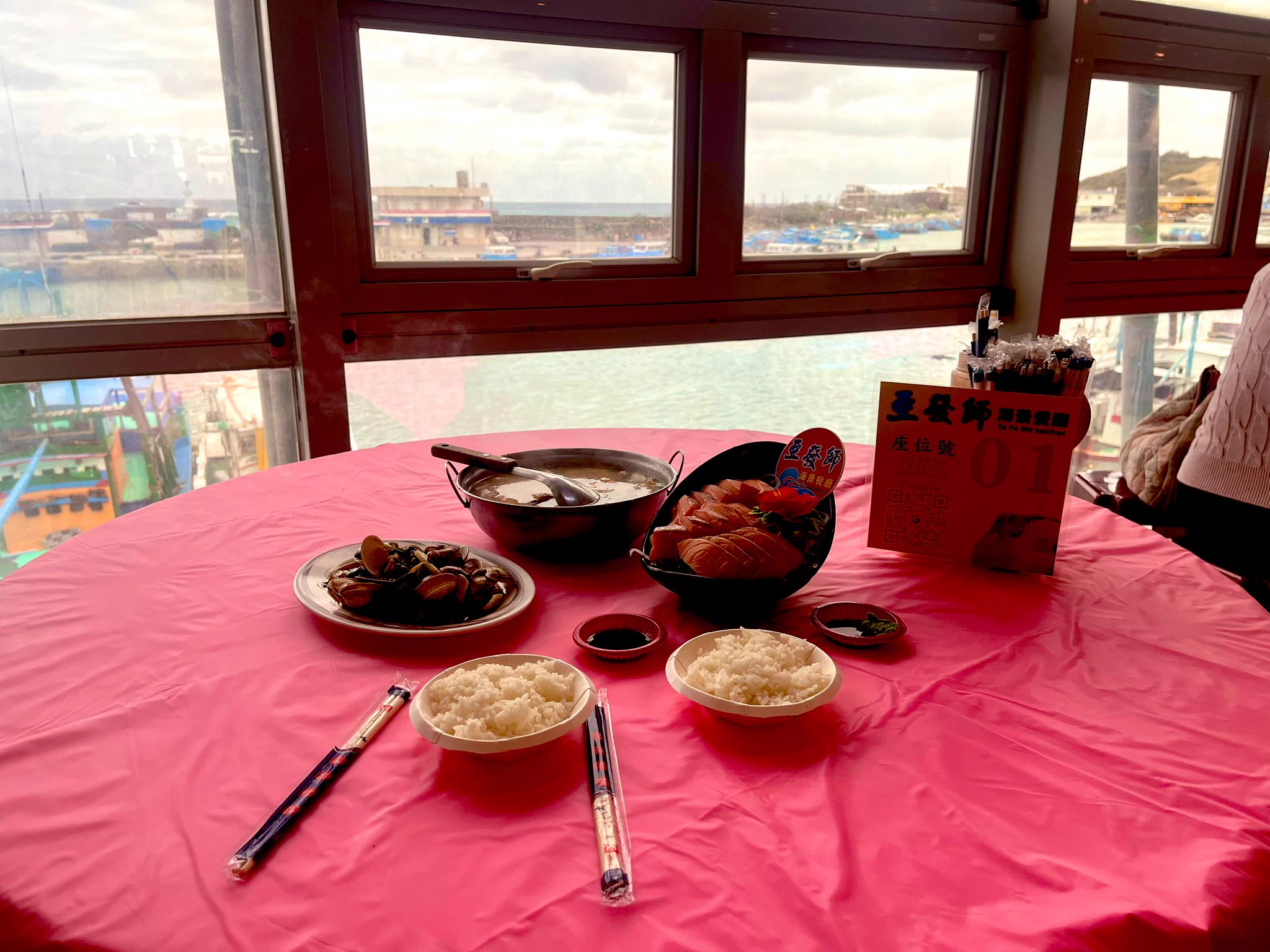 吃午餐囉！來到後壁湖漁港因第一次來此漁港於是隨機走進一家海鮮餐廳吃吃，餐廳很特別可以搭電停上樓，一進去空間很大乾淨舒適，門口還有許多龍蝦在向你招手，但很可惜我們兩個人真的吃不多，但我吃真心推薦這家，生魚片100元就12片，十分新鮮好吃，再來就是味增鮭魚湯150含魚皮魚肉魚骨非常推只能說讚 https://t.co/nNkrOyXiHm