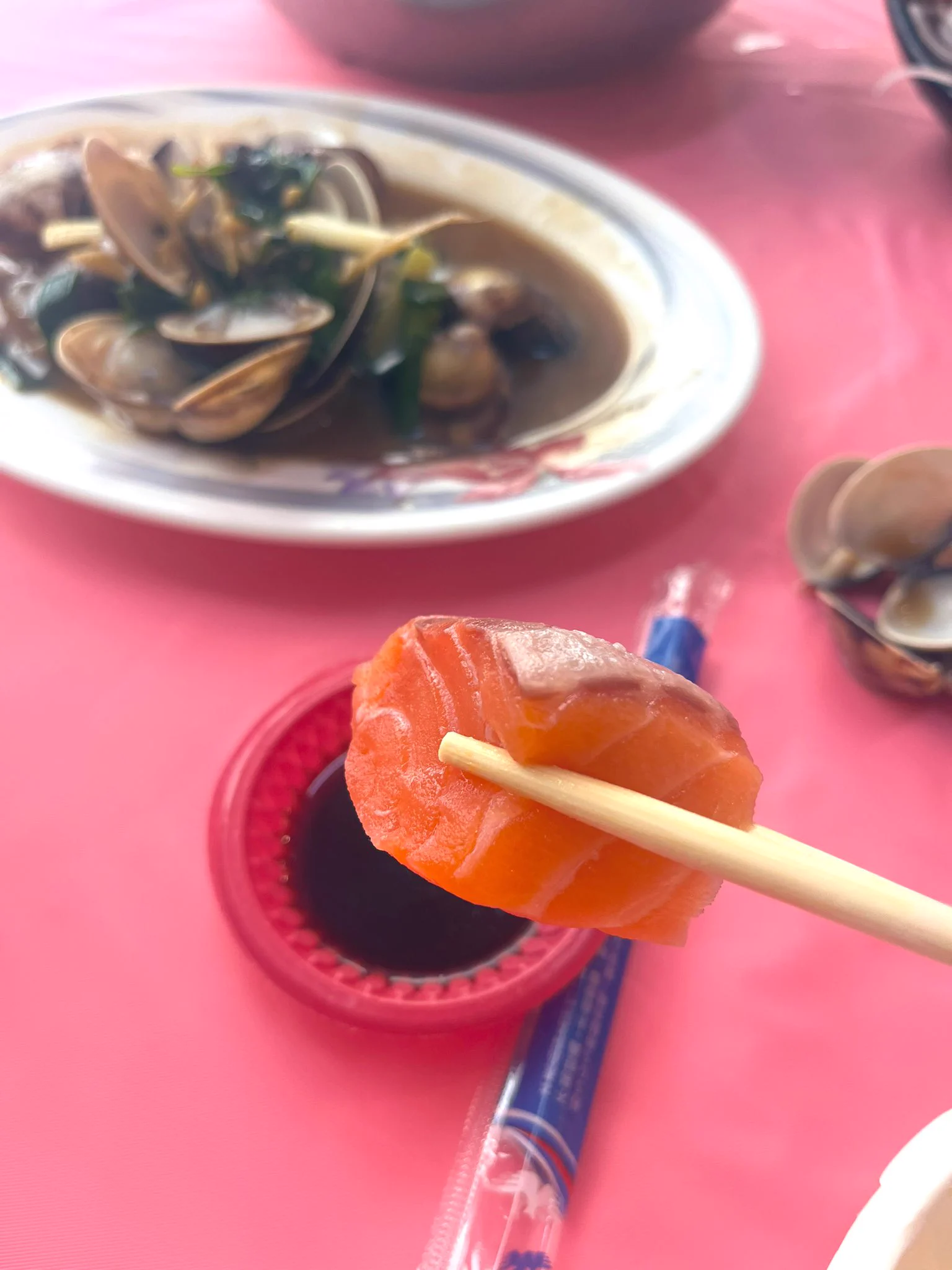 吃午餐囉！來到後壁湖漁港因第一次來此漁港於是隨機走進一家海鮮餐廳吃吃，餐廳很特別可以搭電停上樓，一進去空間很大乾淨舒適，門口還有許多龍蝦在向你招手，但很可惜我們兩個人真的吃不多，但我吃真心推薦這家，生魚片100元就12片，十分新鮮好吃，再來就是味增鮭魚湯150含魚皮魚肉魚骨非常推只能說讚 https://t.co/nNkrOyXiHm